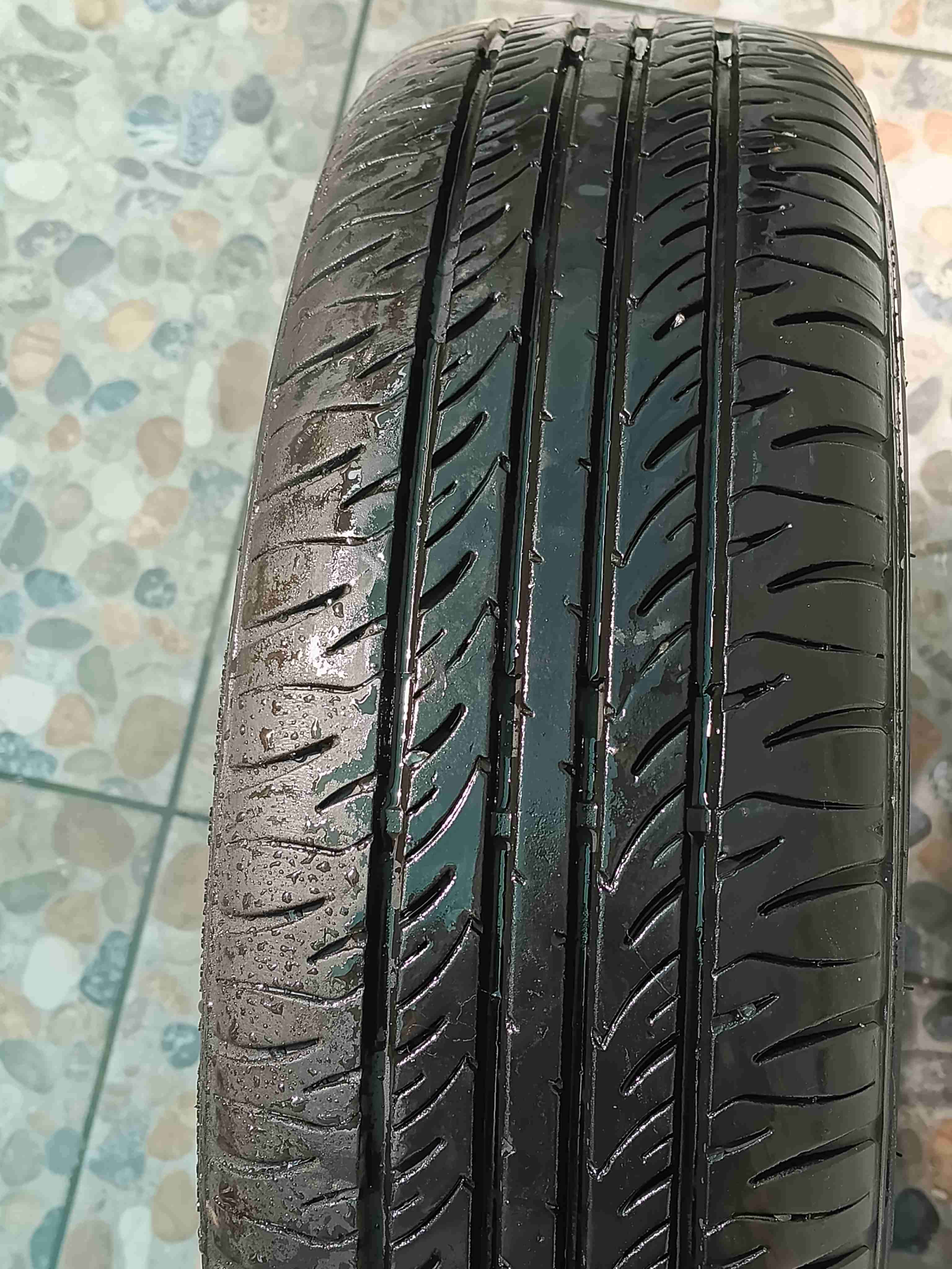 Neumático automovilístico usado - 1