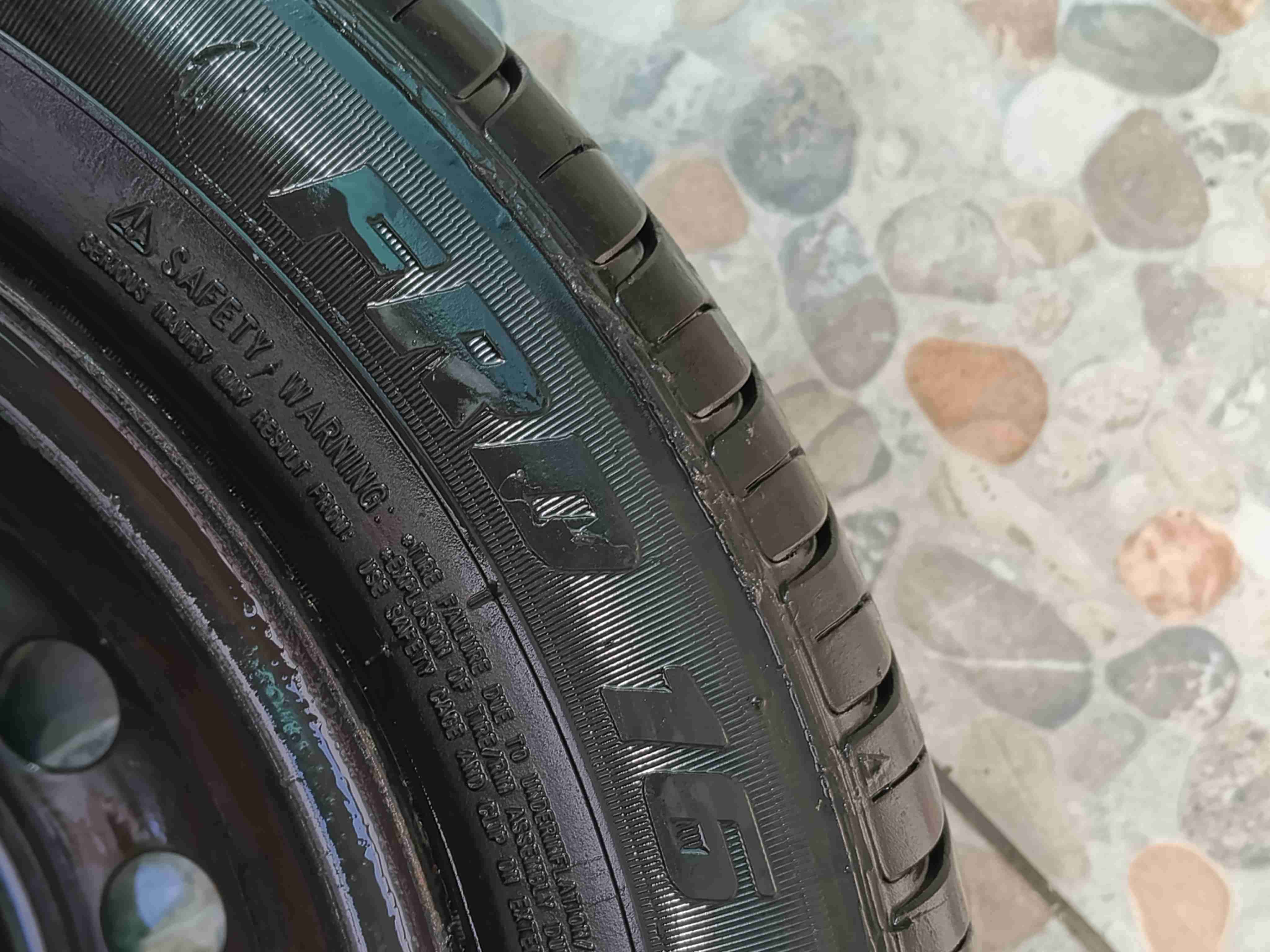 Neumático automovilístico usado - 2