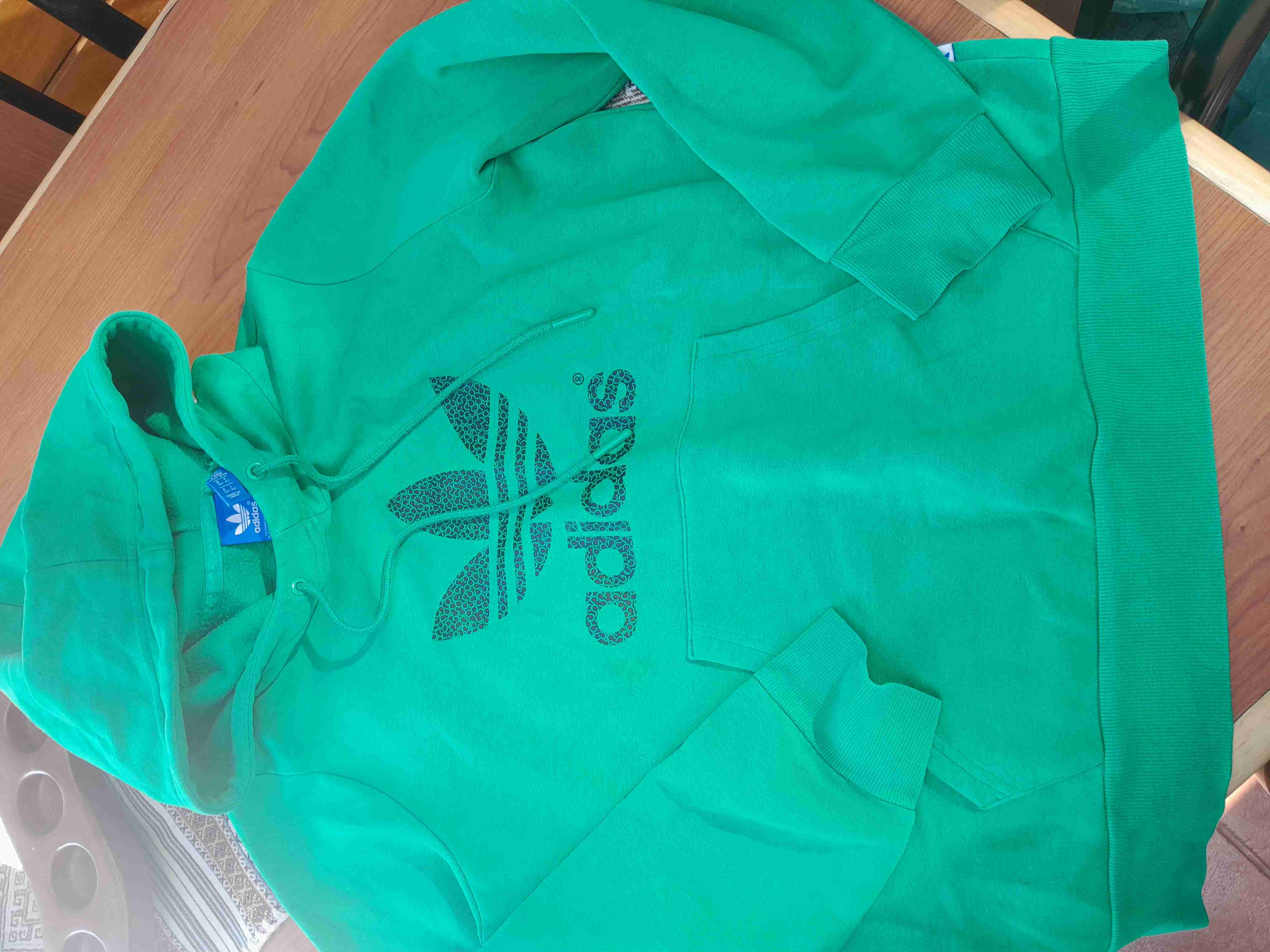 Polerón verde adidas con capucha