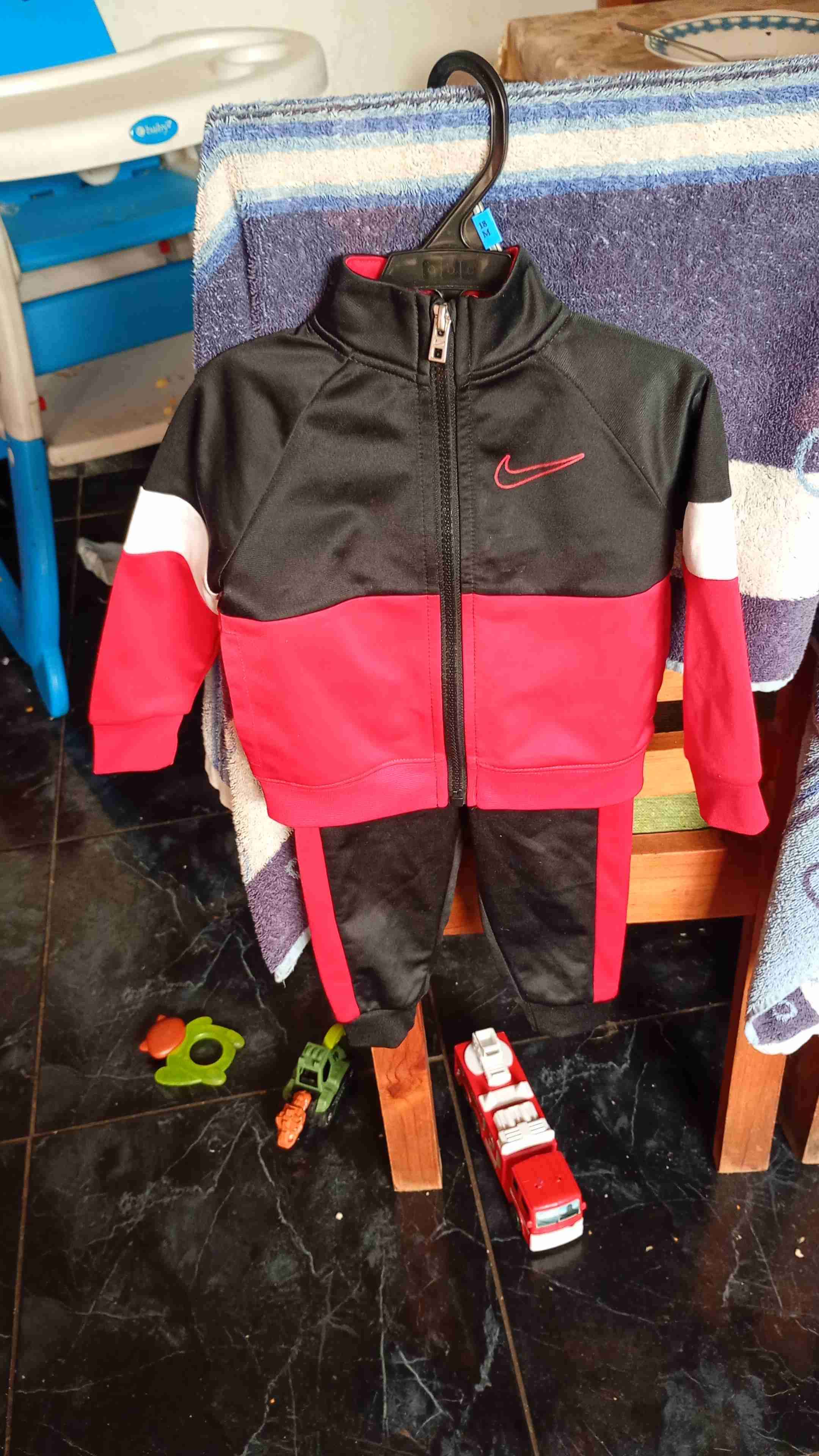 Conjunto deportivo niño negro y rojo - miniatura 1