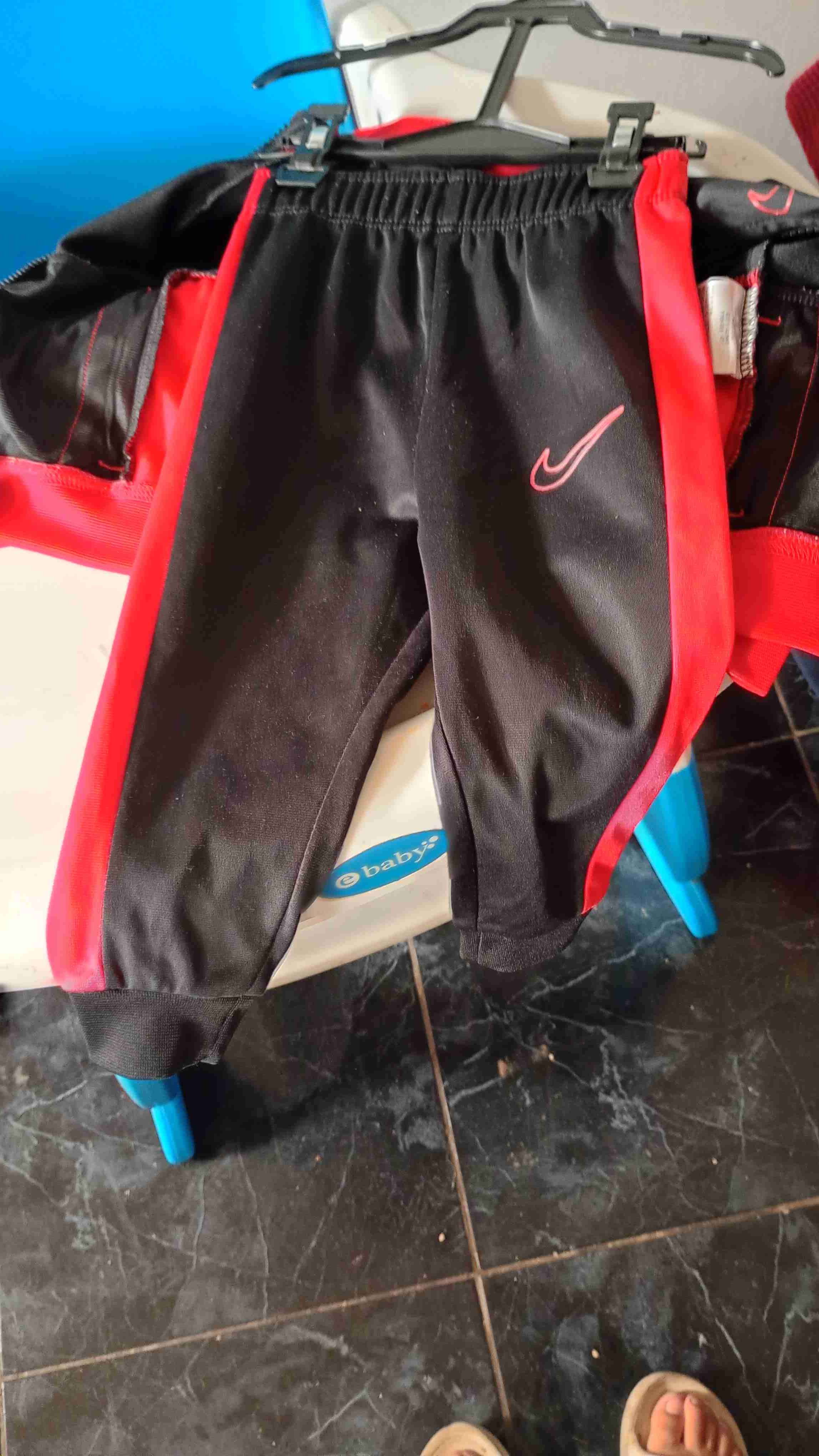 Conjunto deportivo niño negro y rojo - miniatura 2