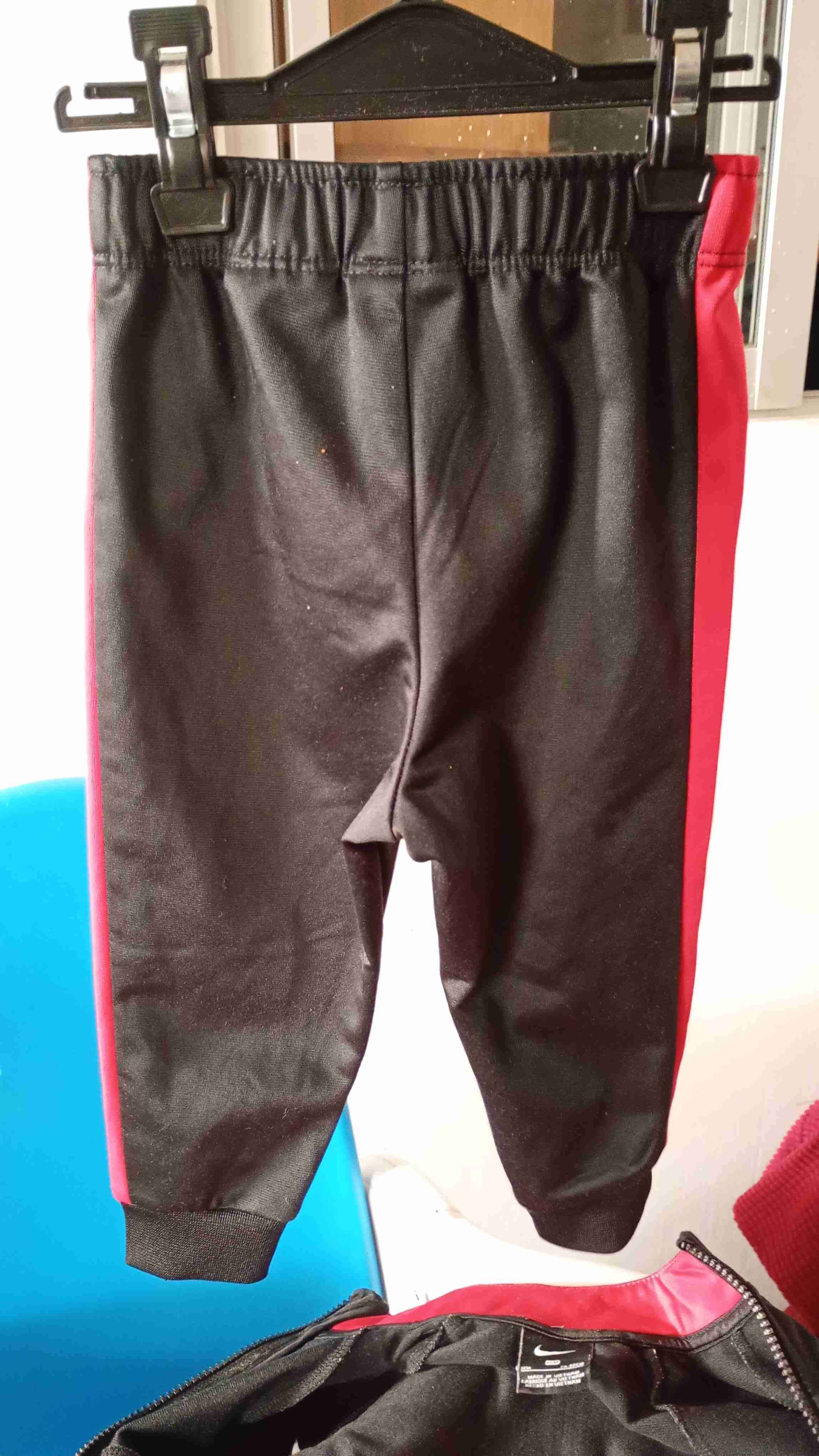 Conjunto deportivo niño negro y rojo - miniatura 3