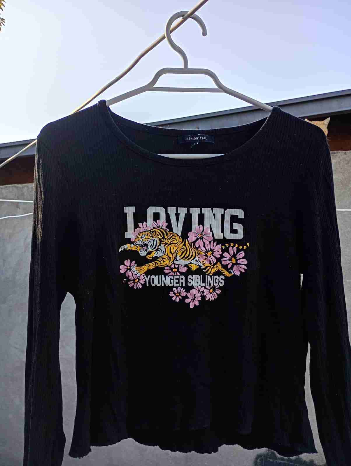 Polera negra manga larga estampa - 1