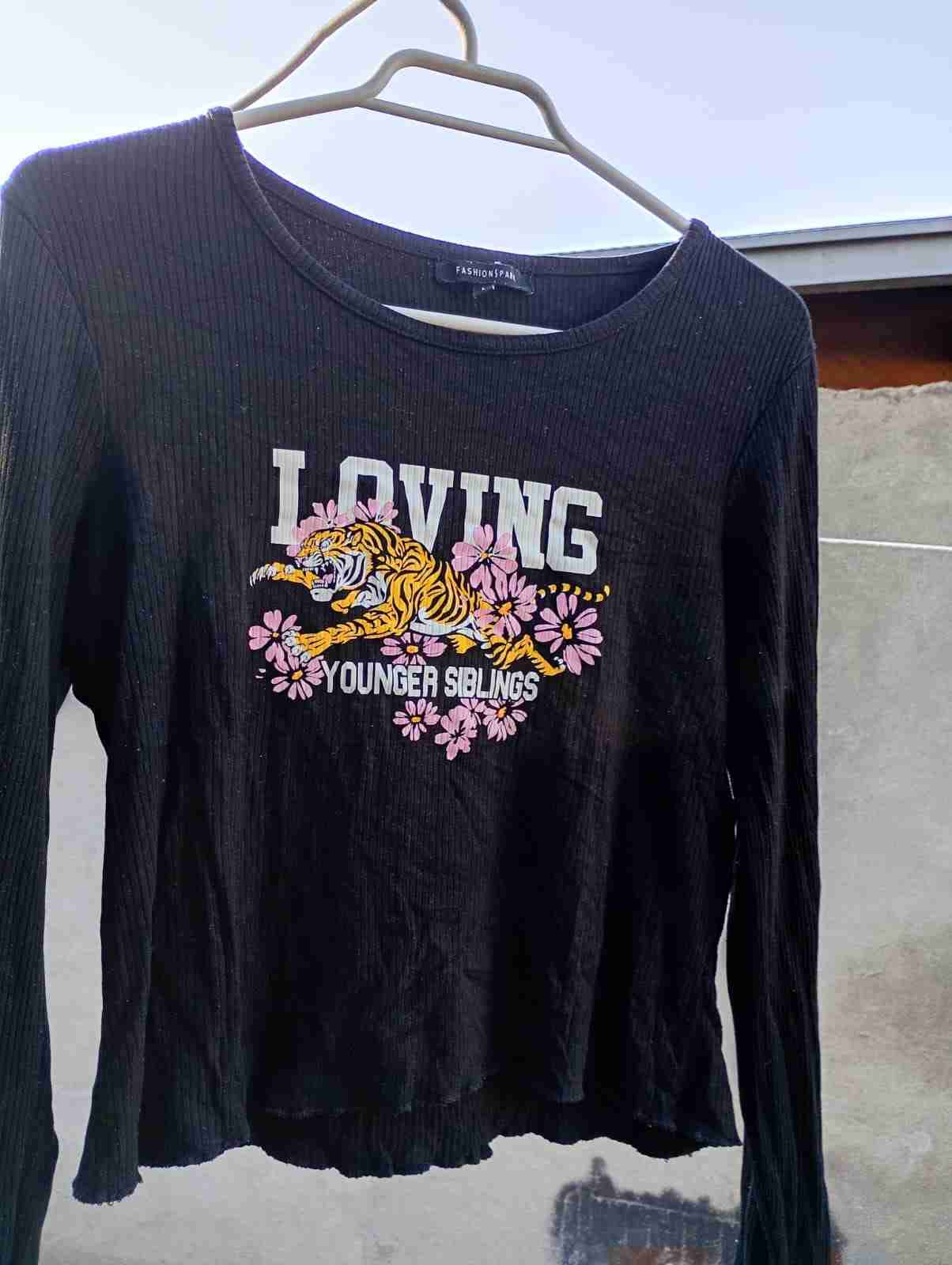 Polera negra manga larga estampa - 2