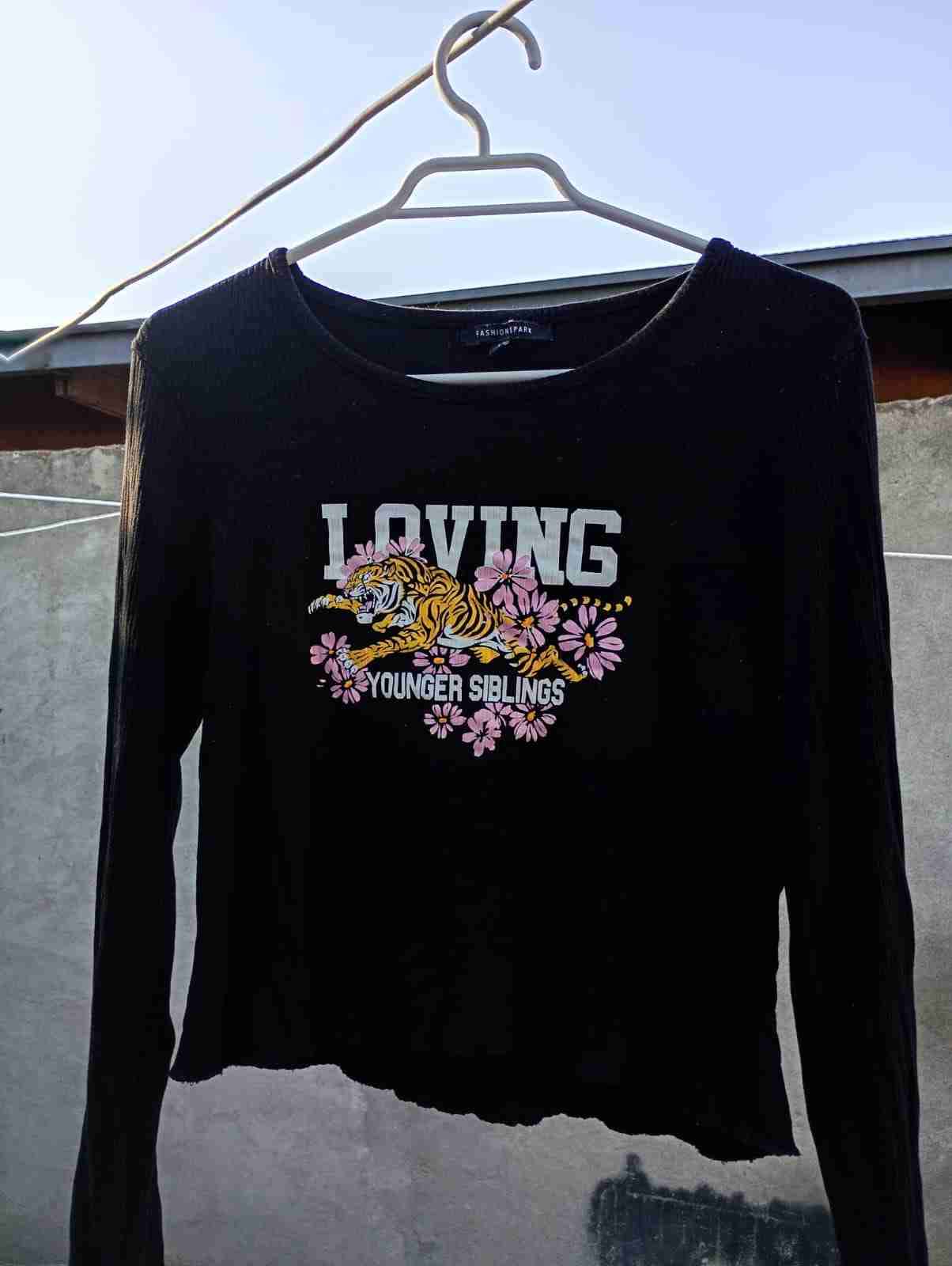 Polera negra manga larga estampa - 3