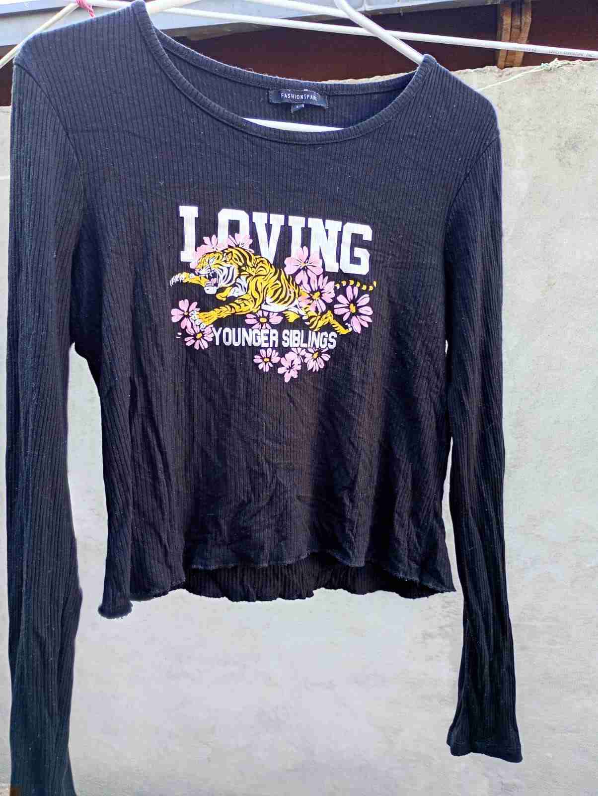 Polera negra manga larga estampa - 4