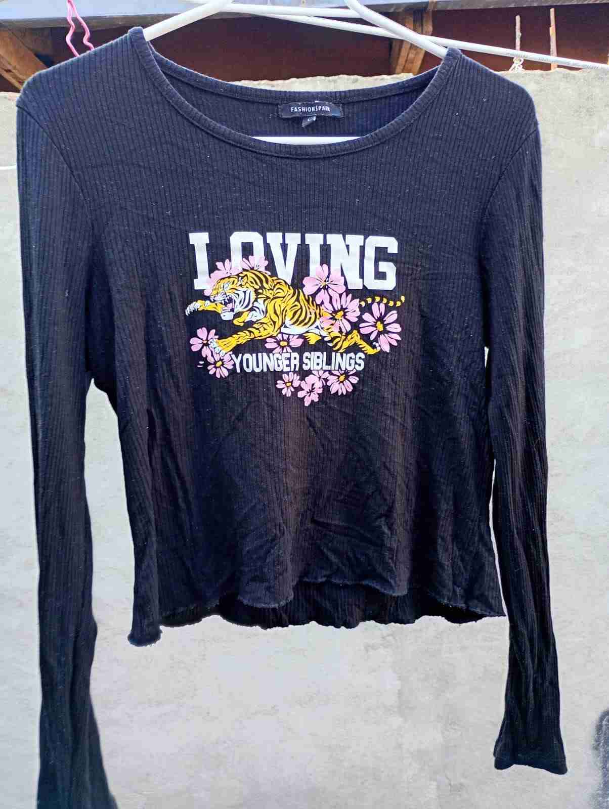 Polera negra manga larga estampa - 5