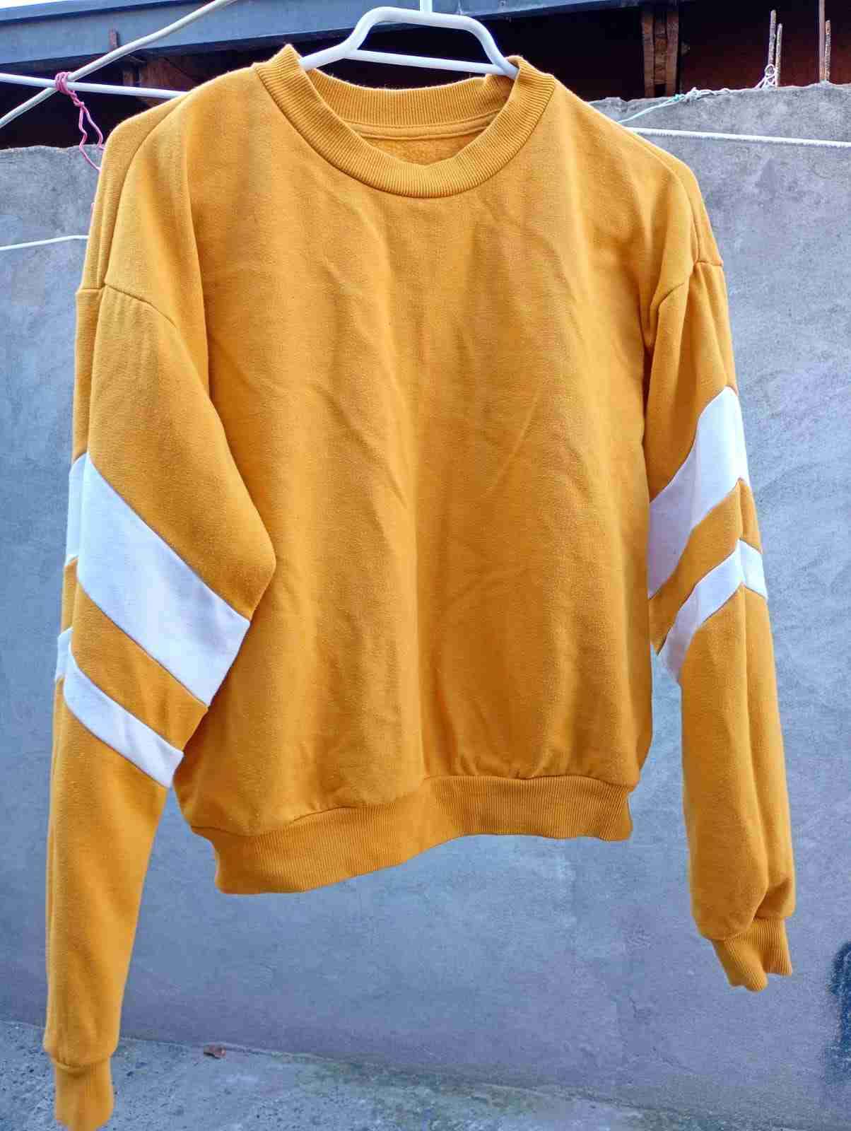 Polerón amarillo con detalles blancos - 1