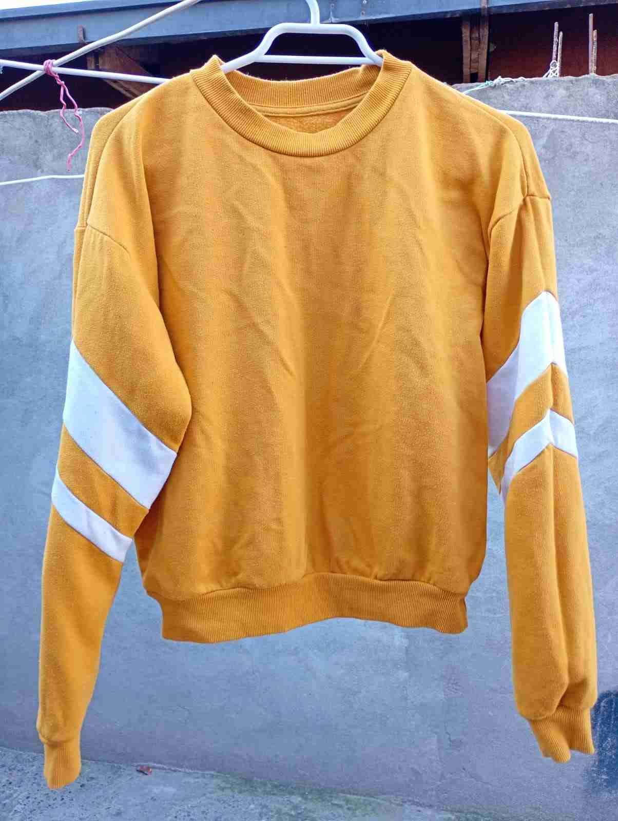 Polerón amarillo con detalles blancos - 2