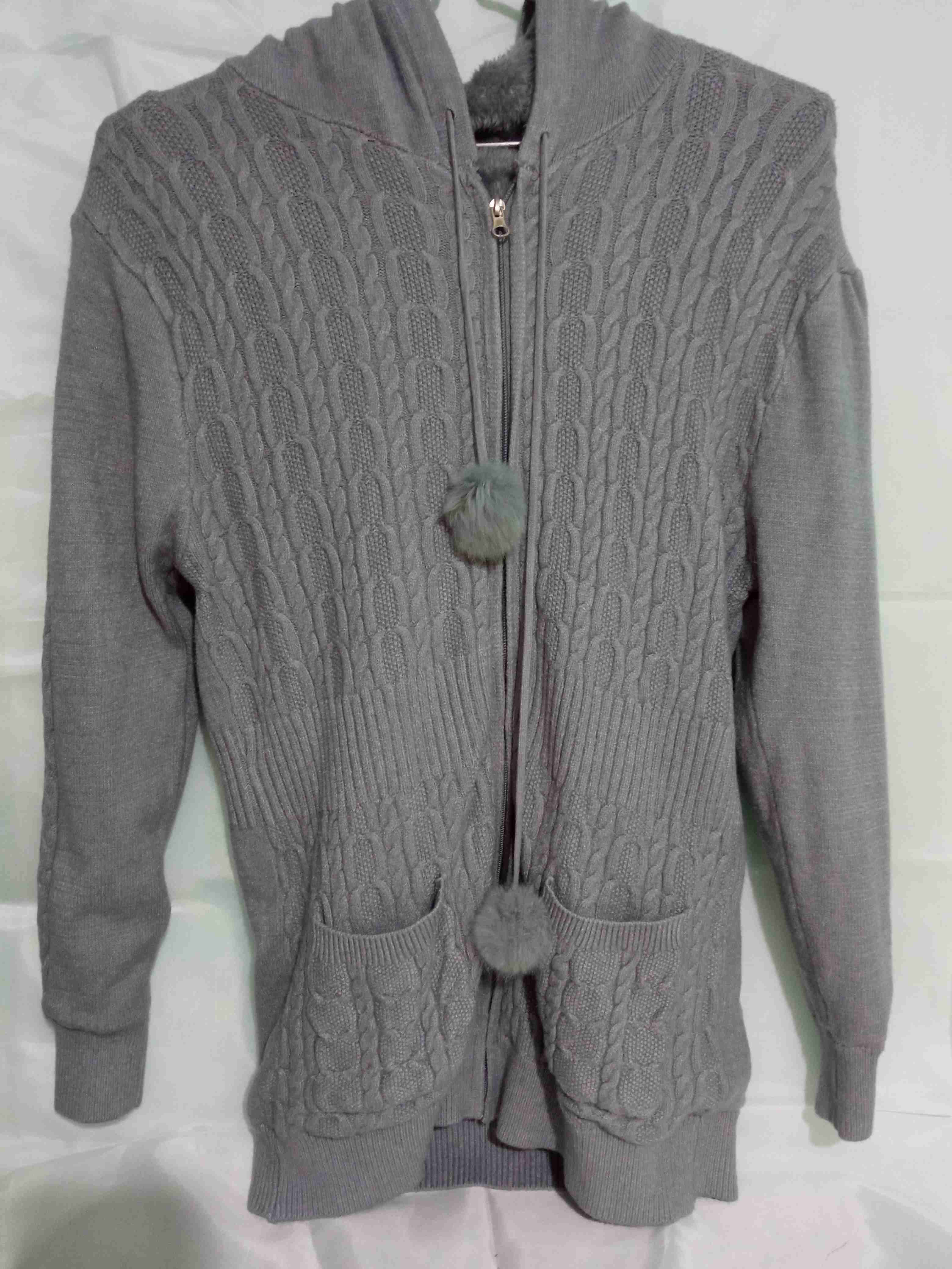 Suéter gris con capucha - miniatura 1