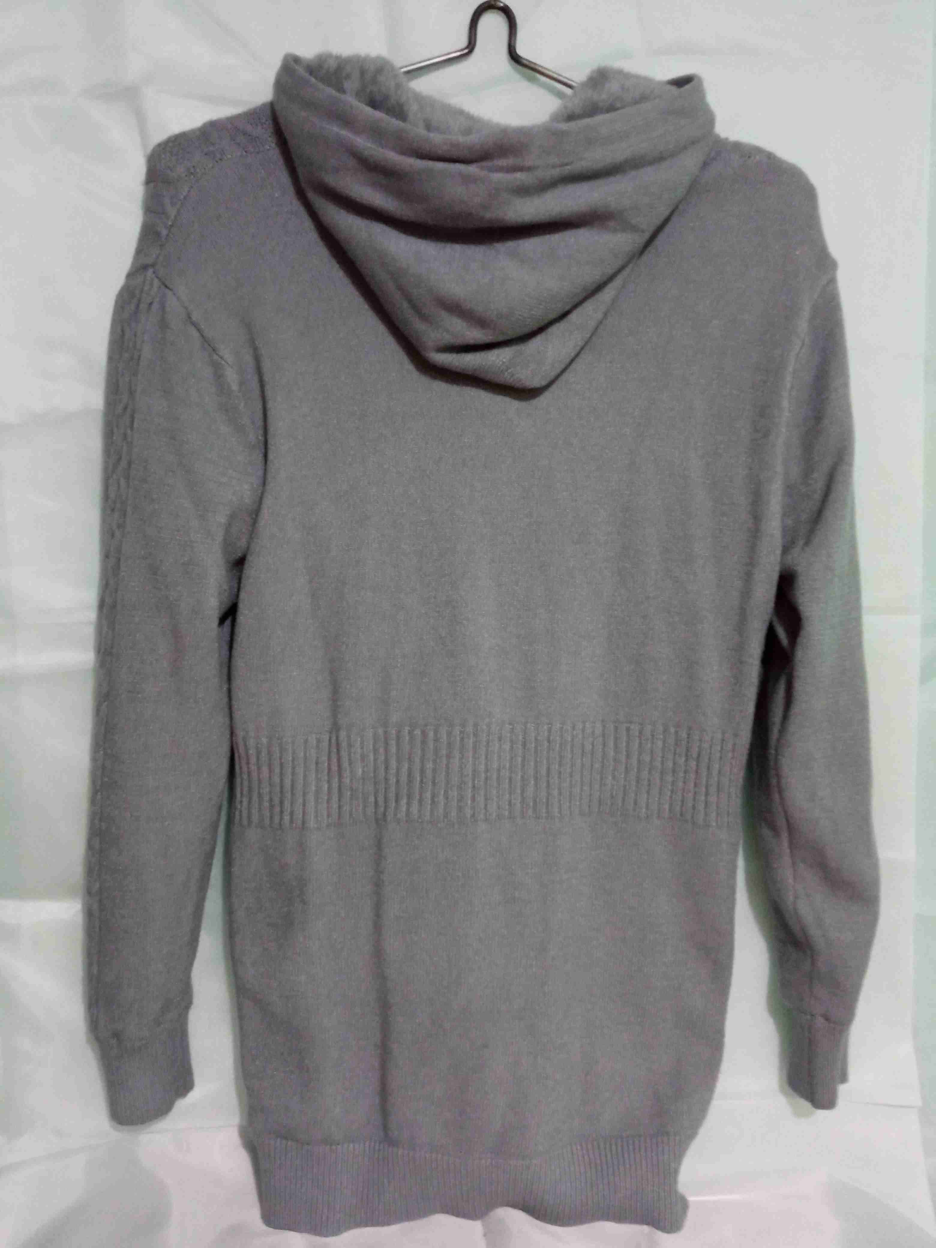 Suéter gris con capucha - miniatura 2