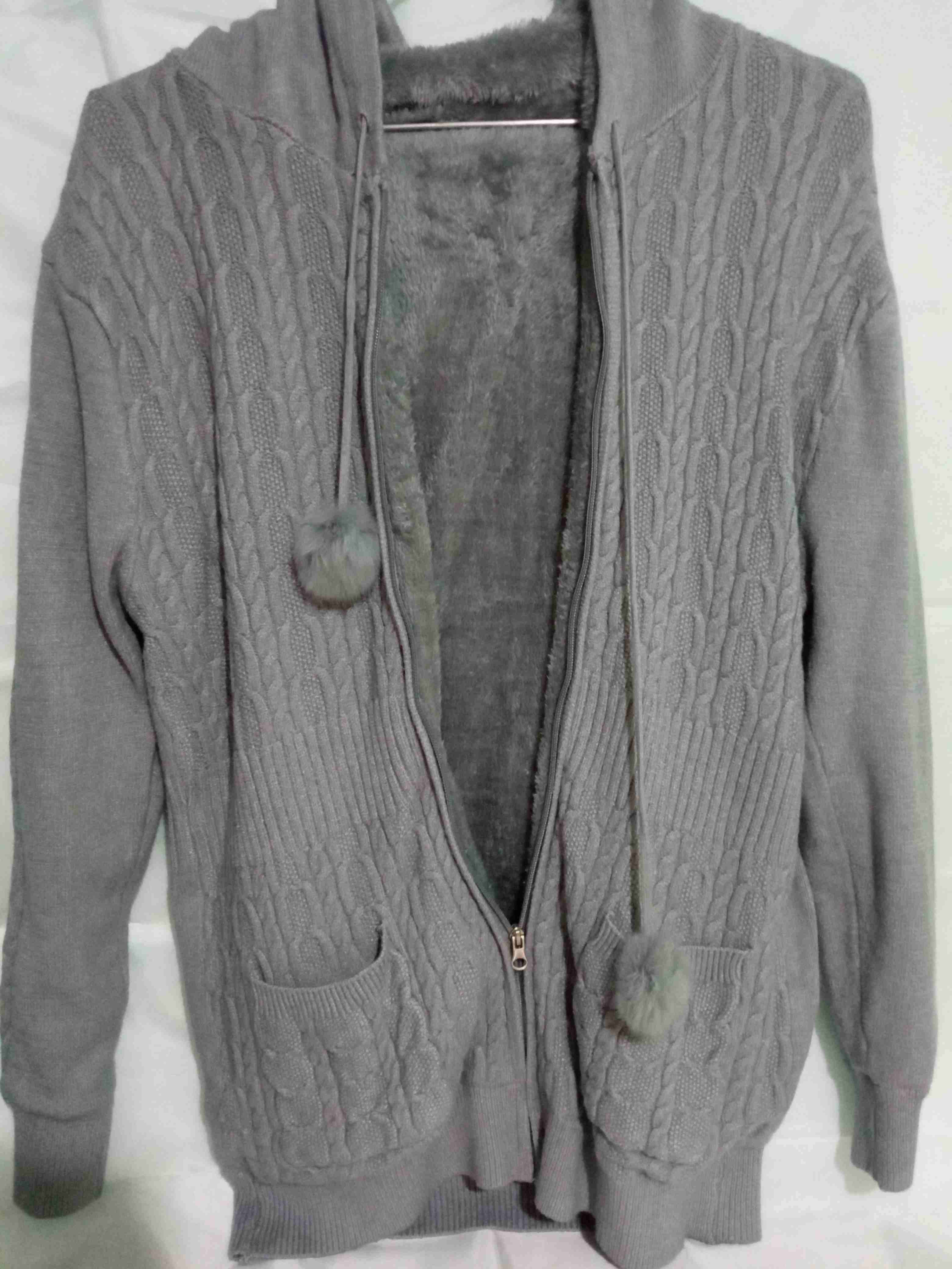 Suéter gris con capucha - miniatura 3