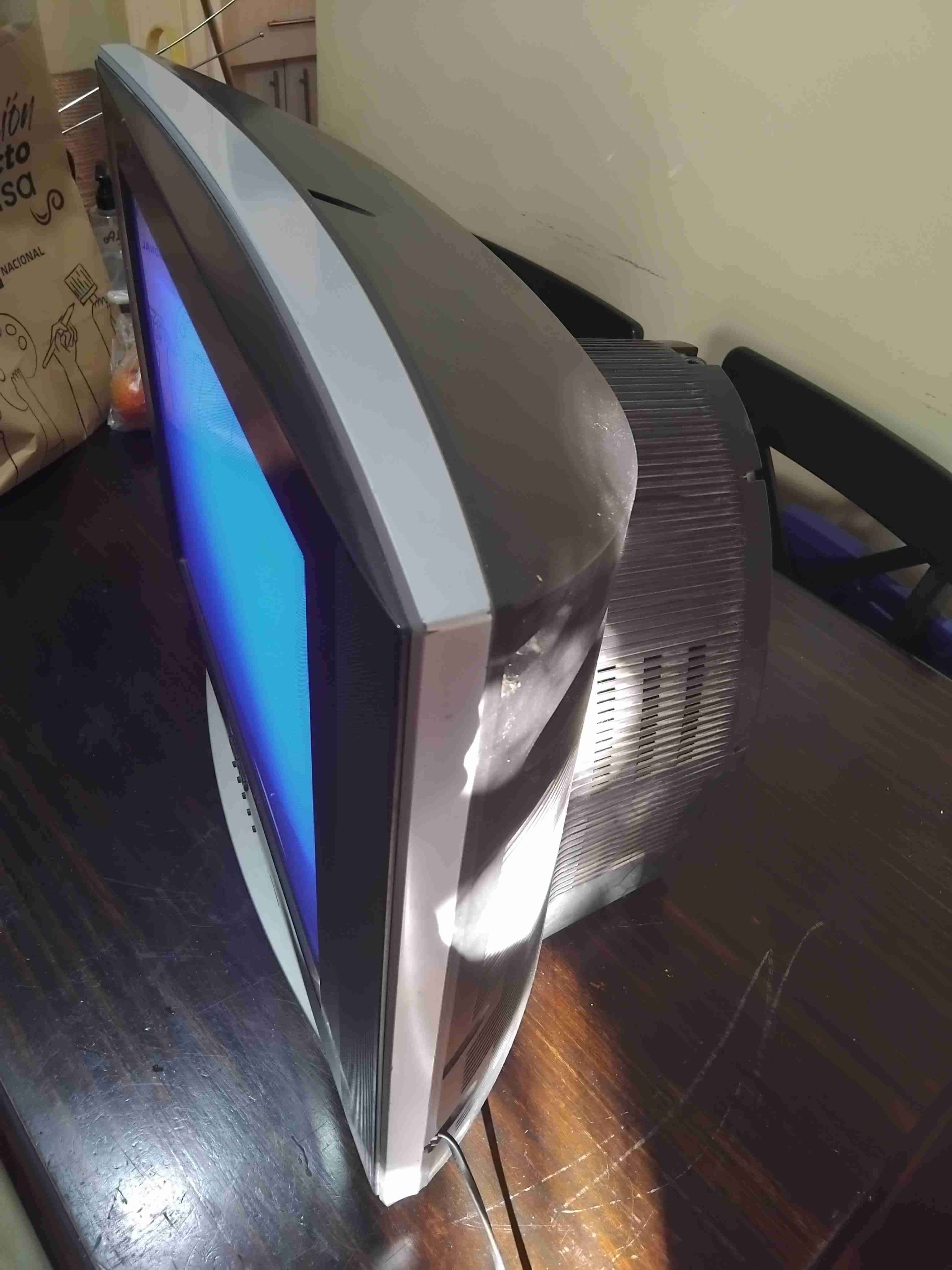 Televisor Samsung clásico 21'' - 2