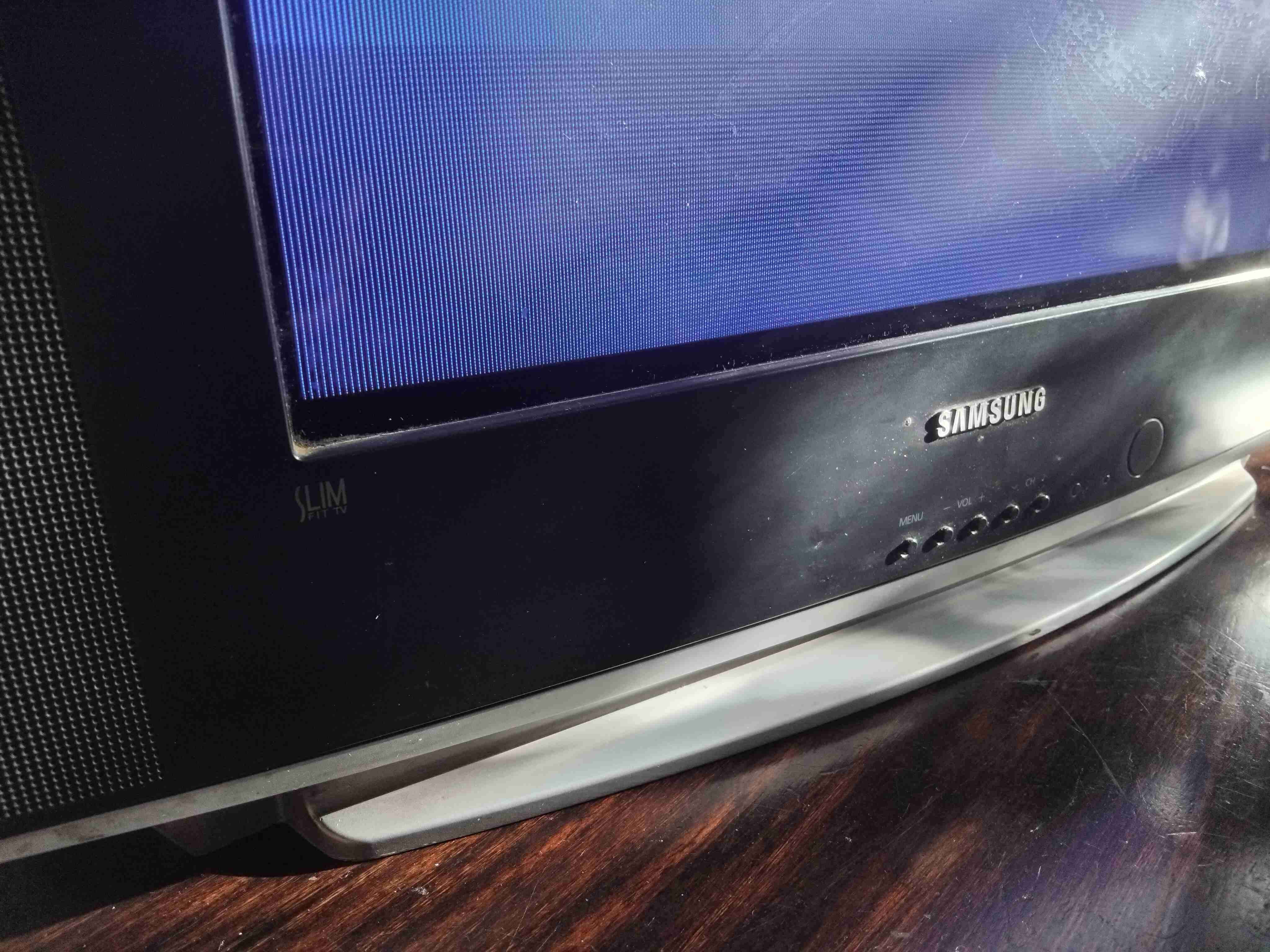 Televisor Samsung clásico 21'' - 3