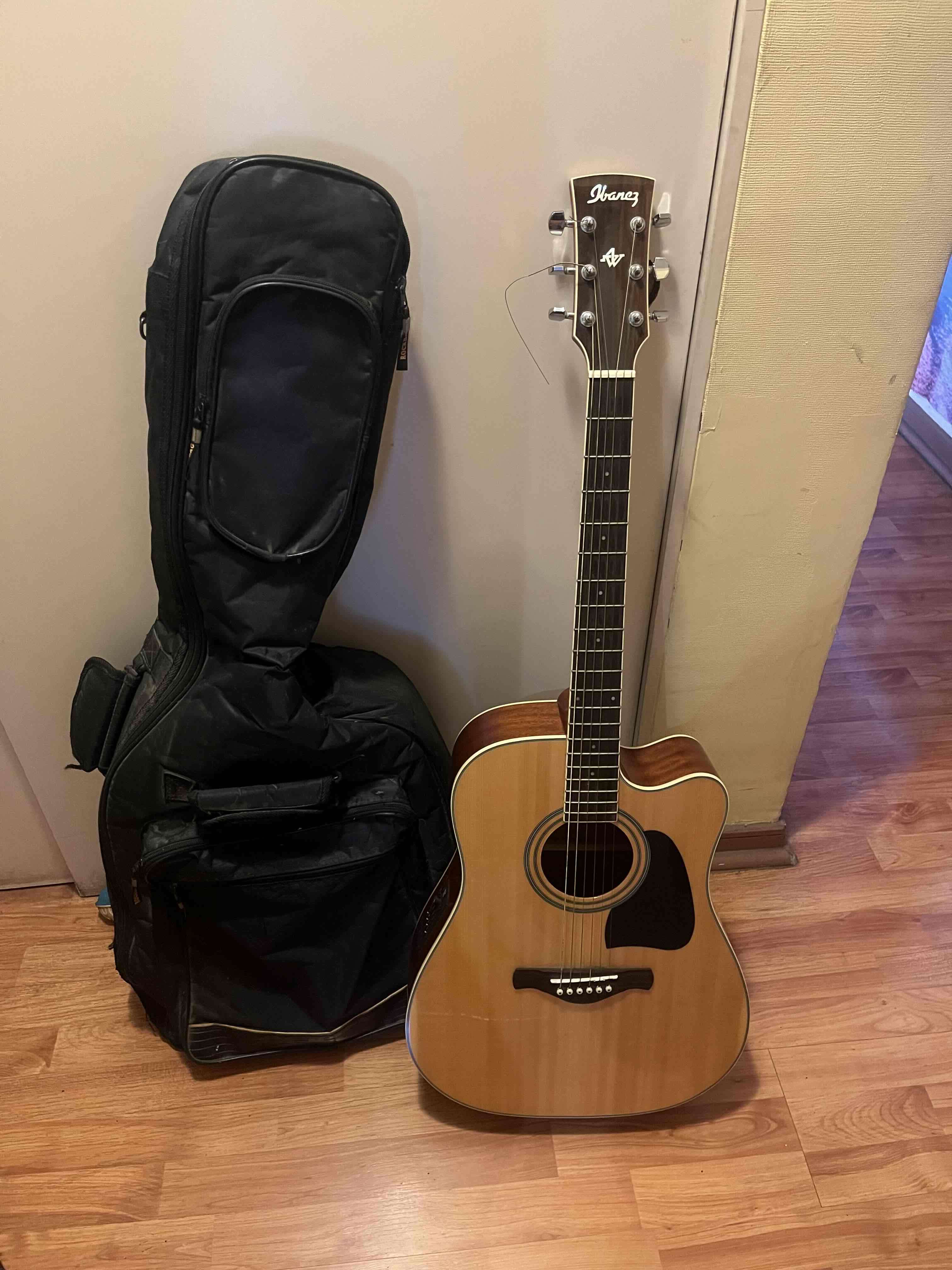 Guitarra acústica Ibanez con funda - miniatura 1