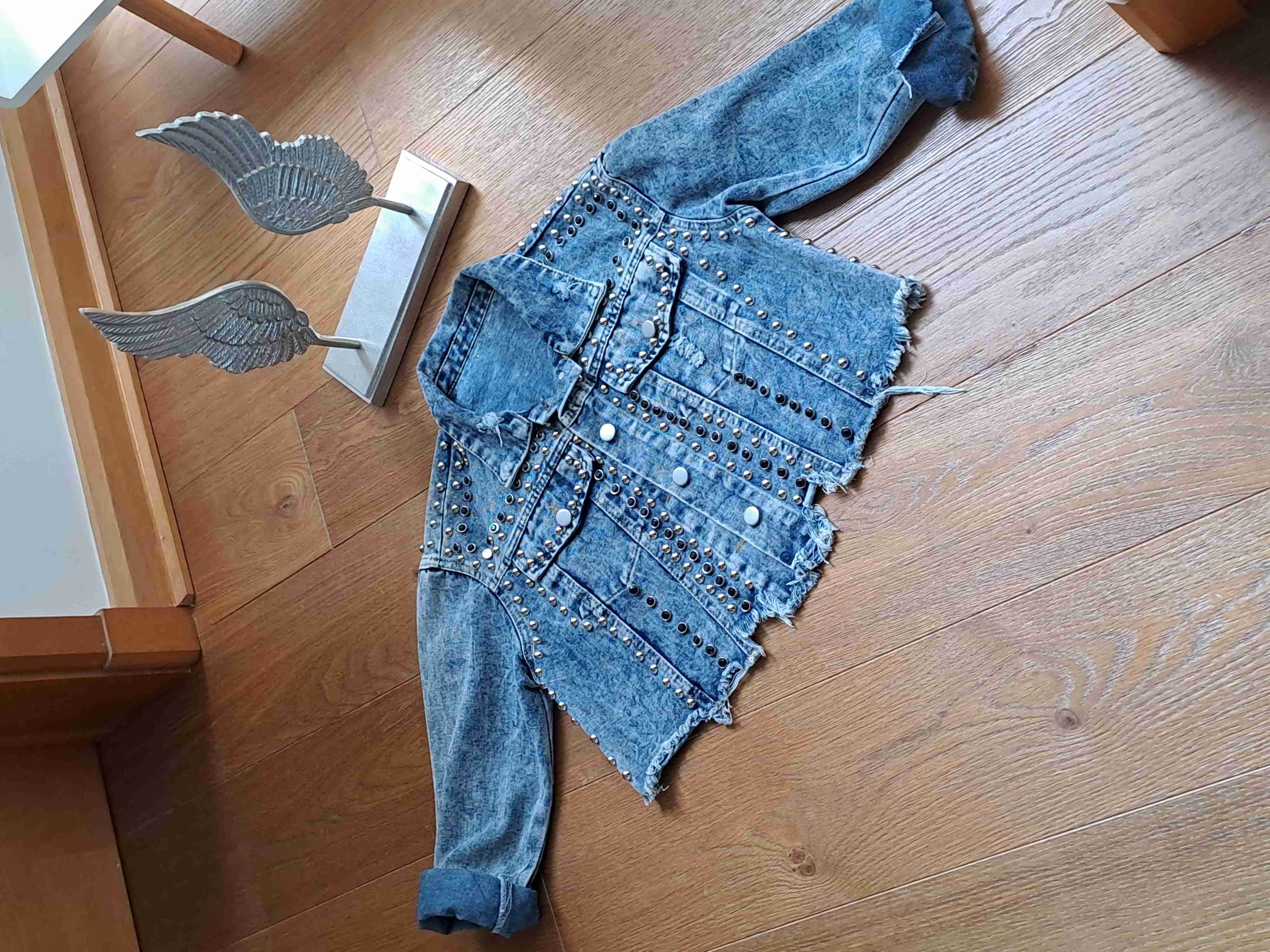 Chaqueta corta de mezclilla con tachas - miniatura 1