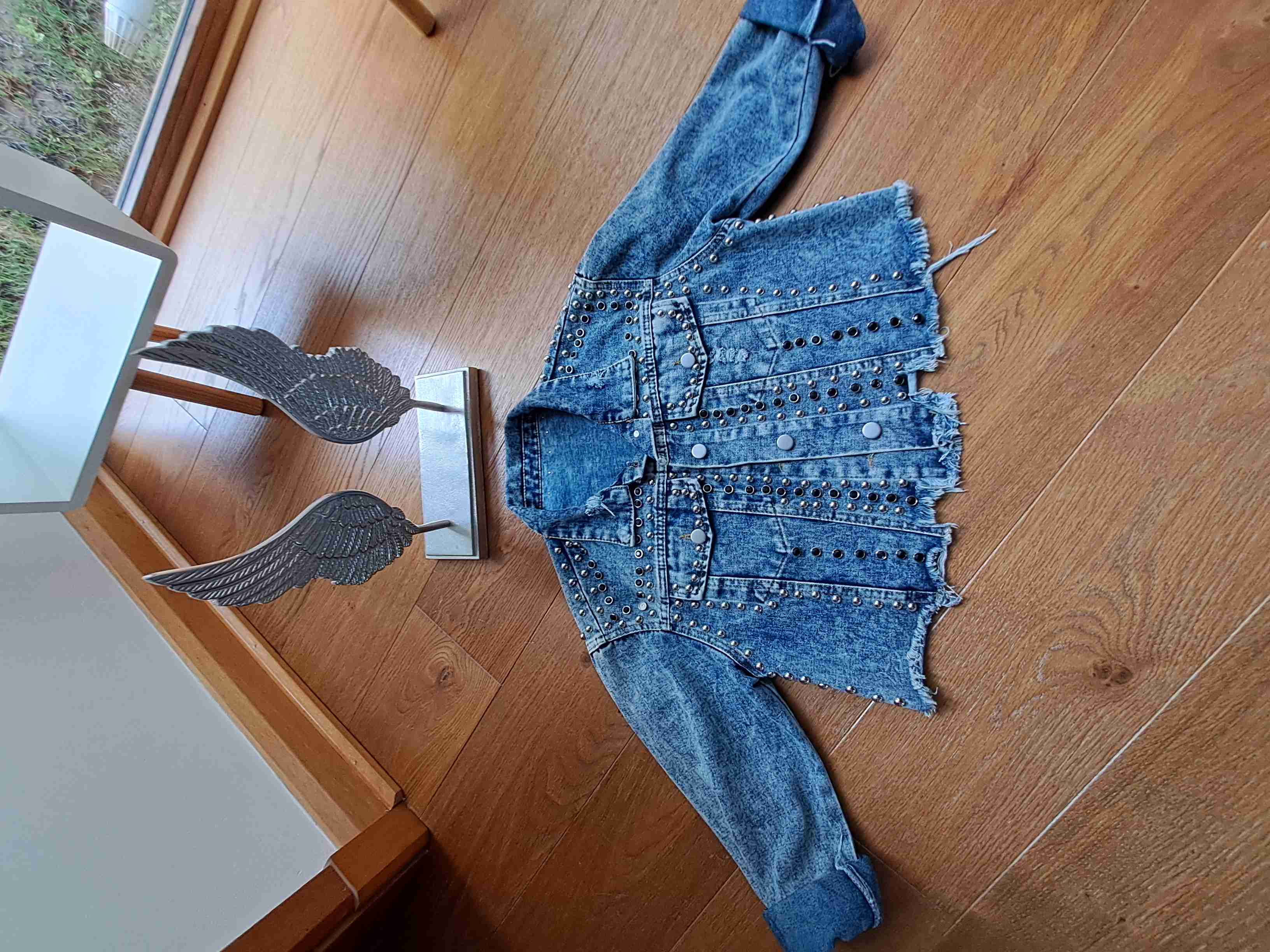 Chaqueta corta de mezclilla con tachas - miniatura 2