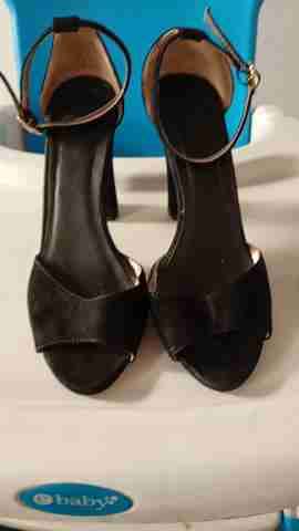 Tacones negros de mujer - 1