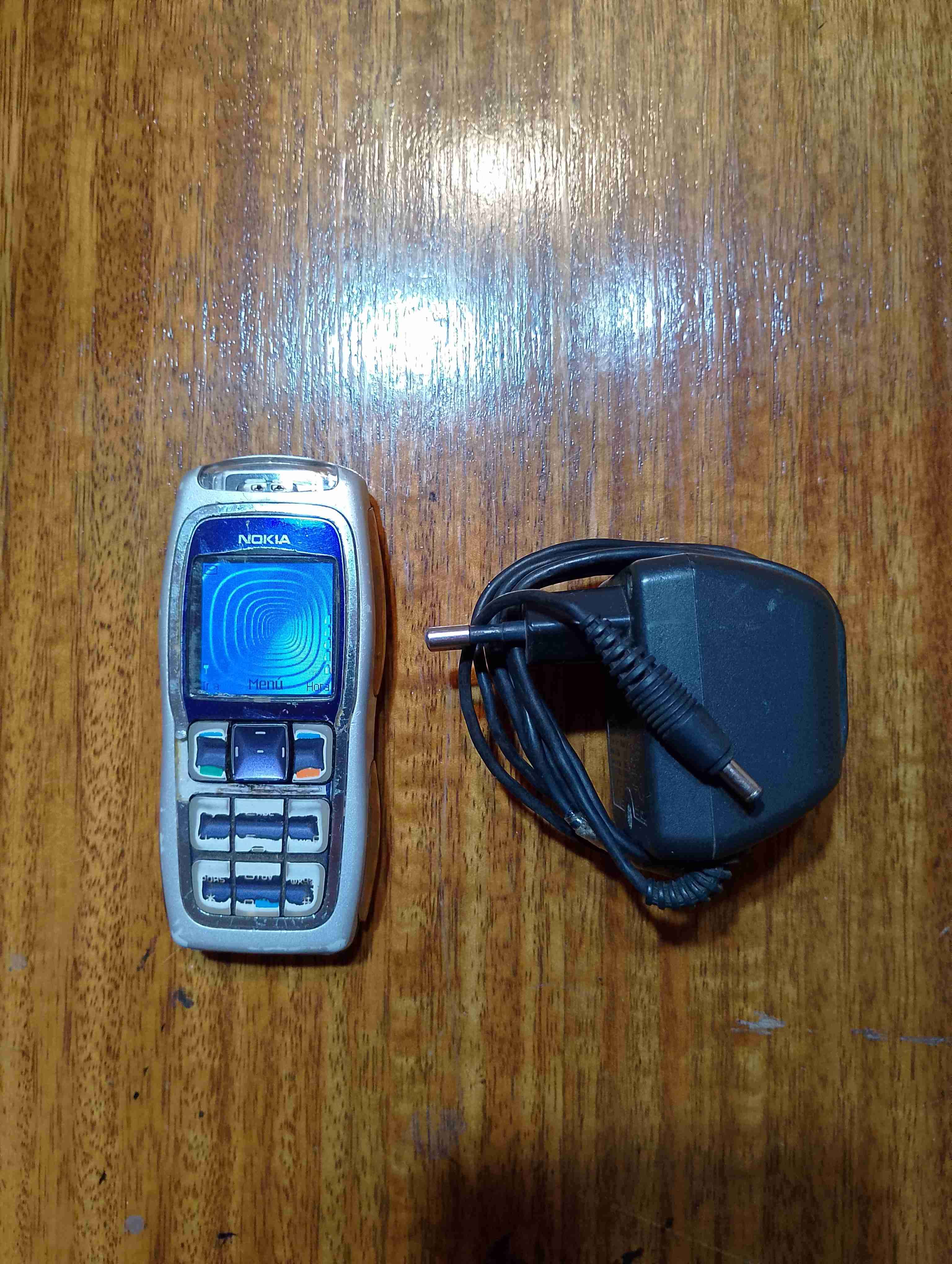 Teléfono Nokia 3220 con cargador - miniatura 1