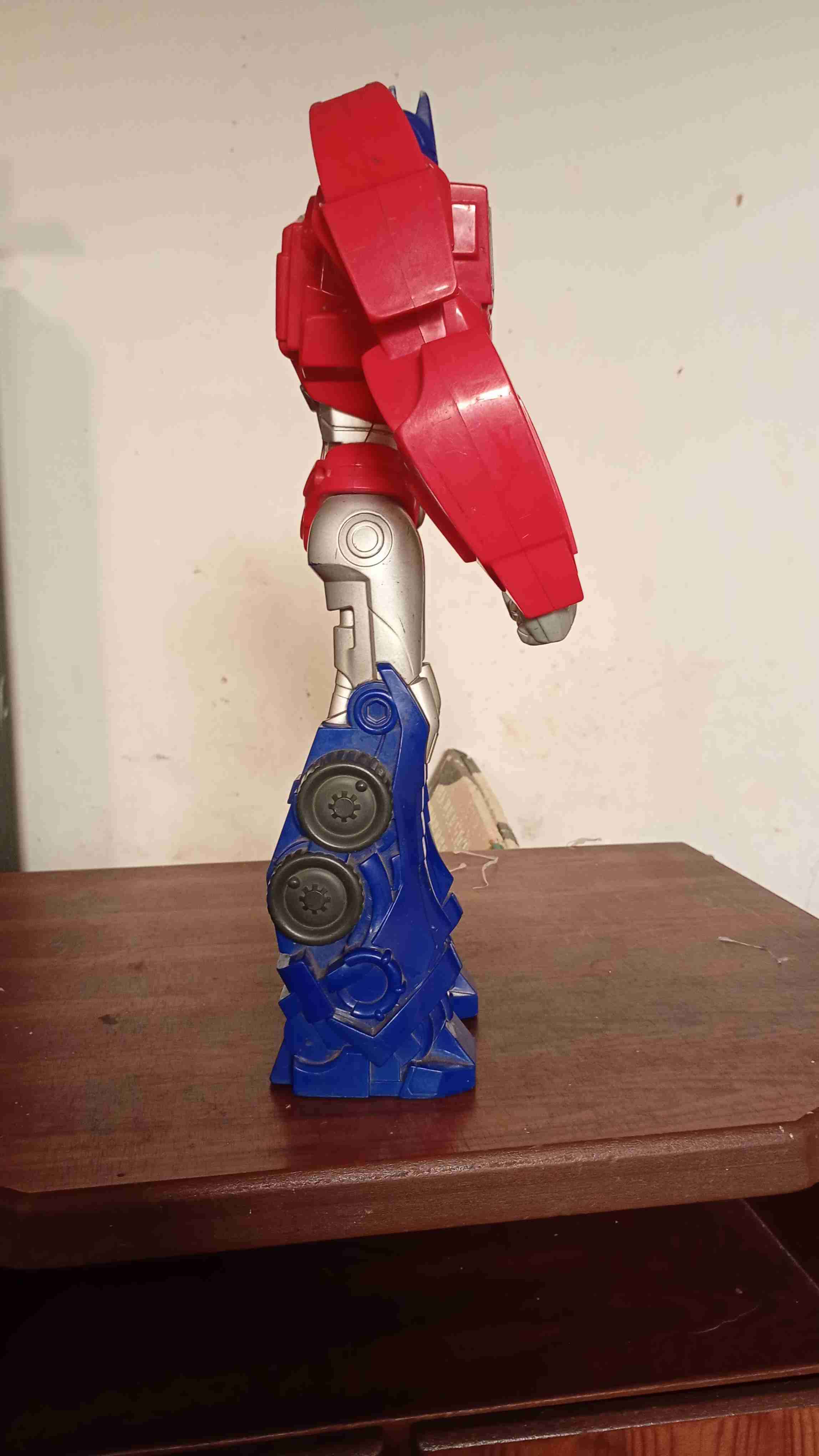 Figura de acción robot rojo y azul - miniatura 4