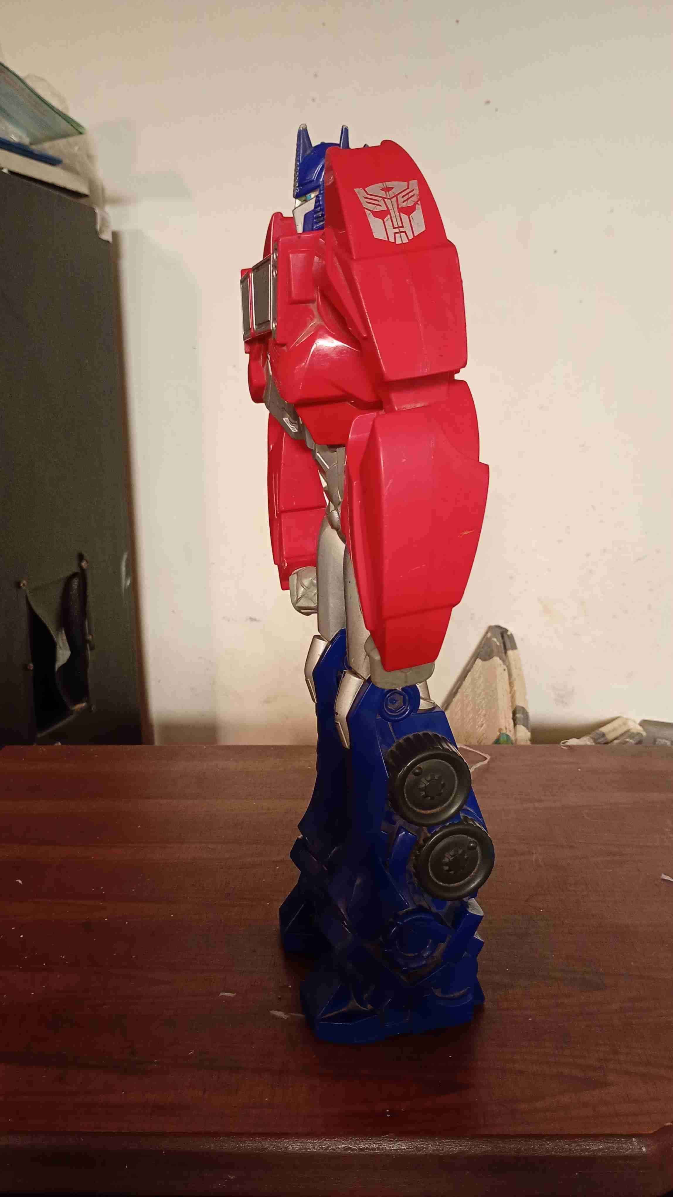 Figura de acción robot rojo y azul - miniatura 5