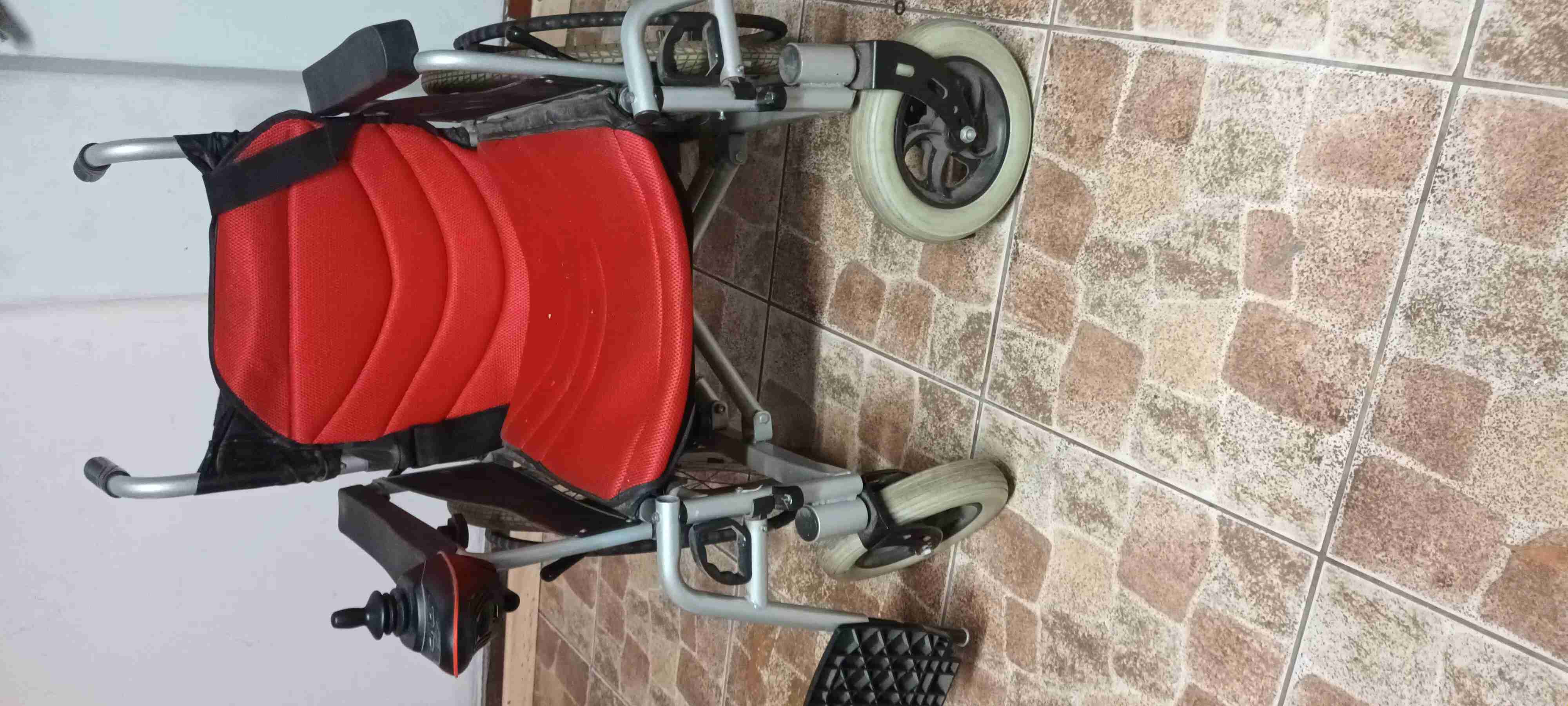 Silla de ruedas eléctrica roja - miniatura 1