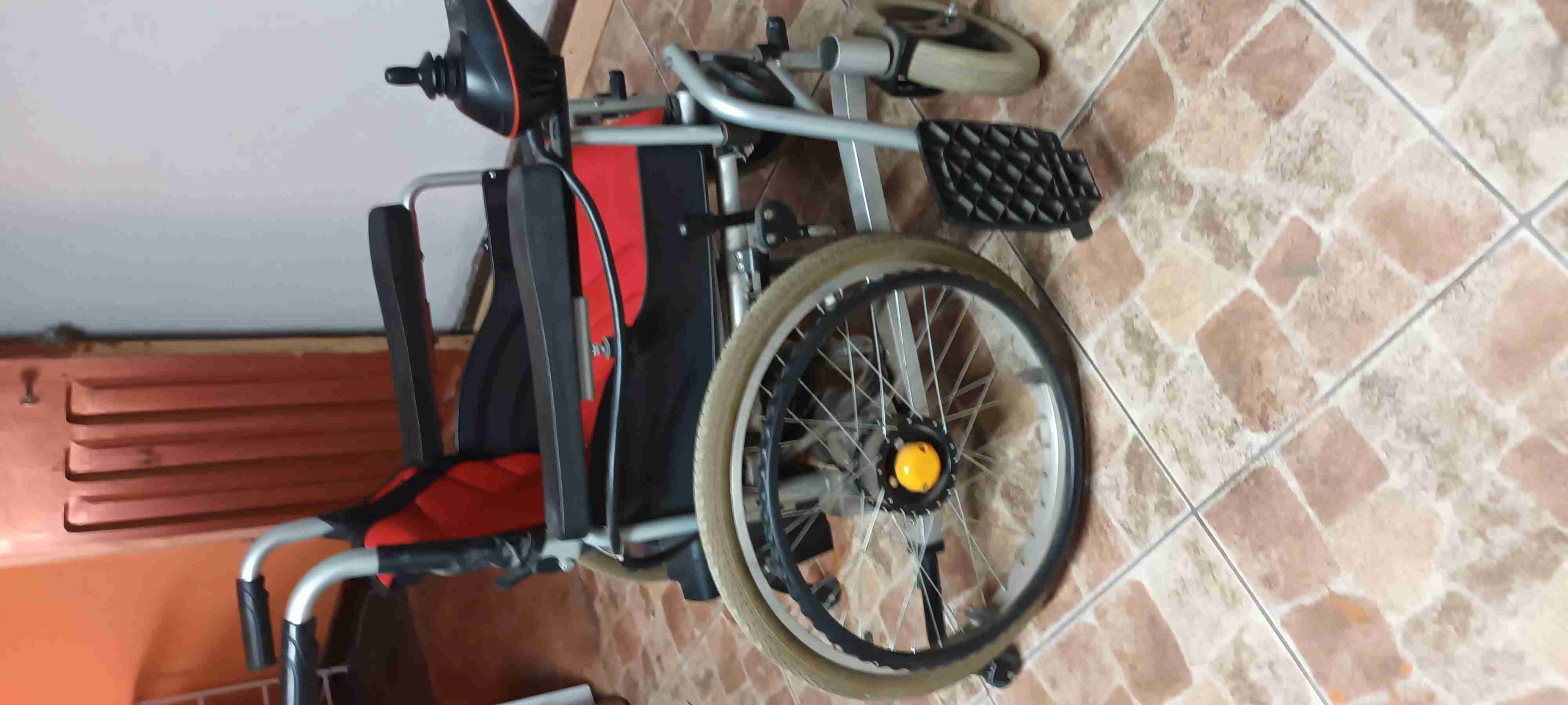 Silla de ruedas eléctrica roja - miniatura 2