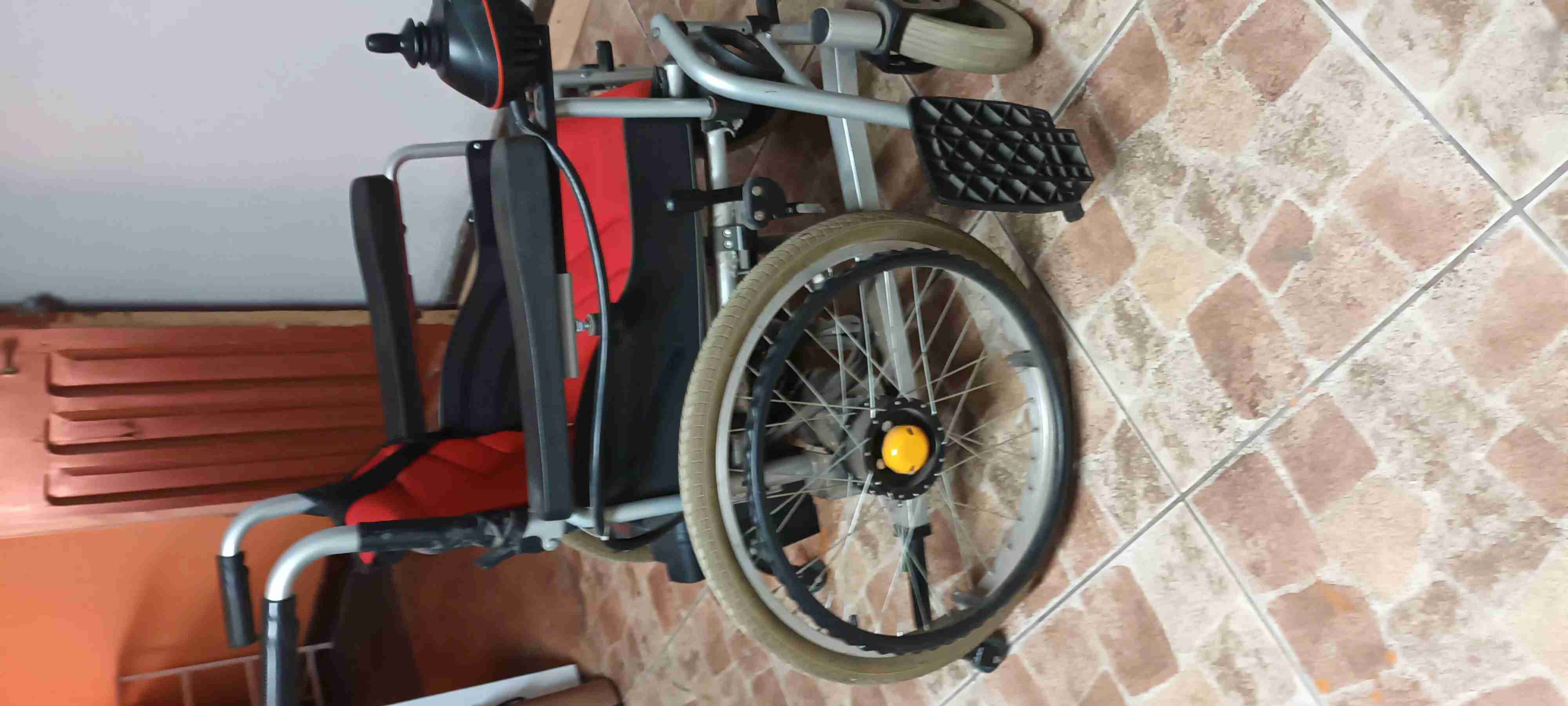 Silla de ruedas eléctrica roja - miniatura 3