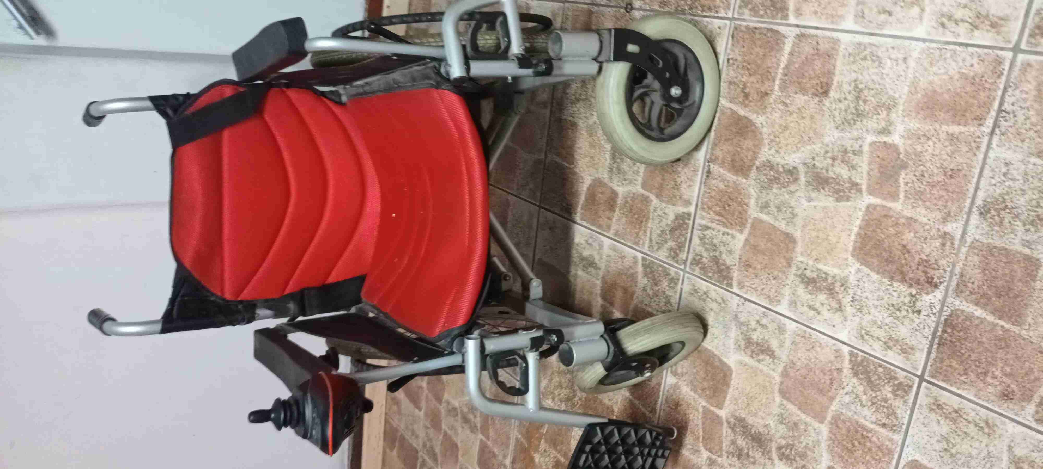 Silla de ruedas eléctrica roja - miniatura 4