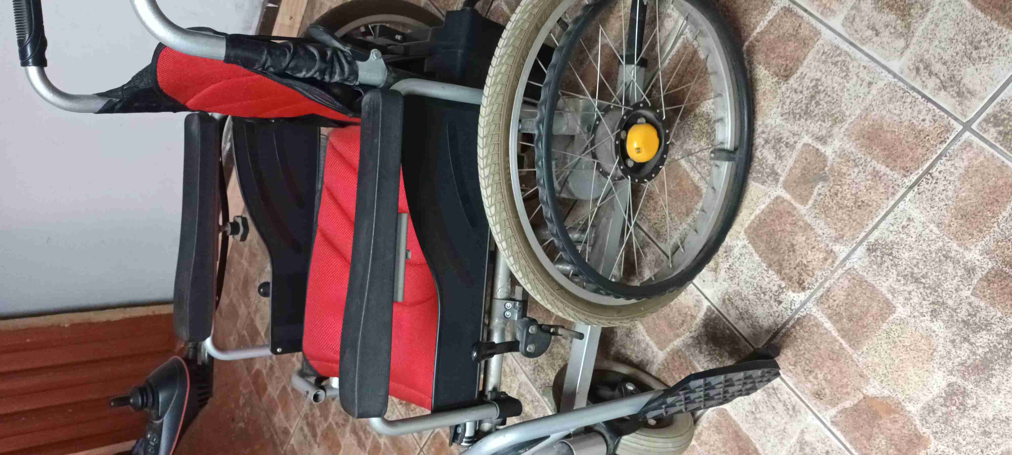 Silla de ruedas eléctrica roja - miniatura 5