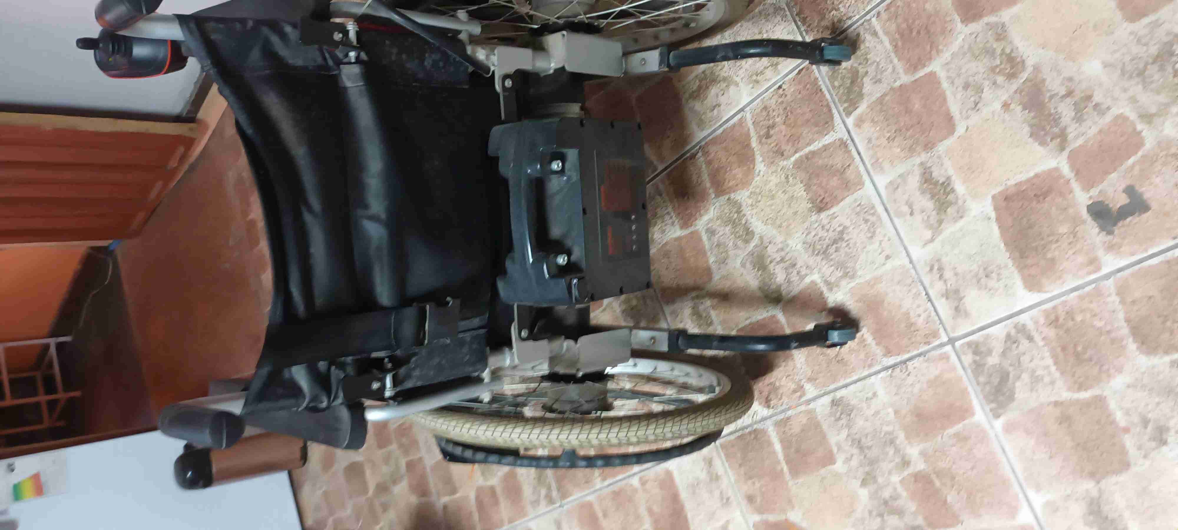 Silla de ruedas eléctrica roja - miniatura 6