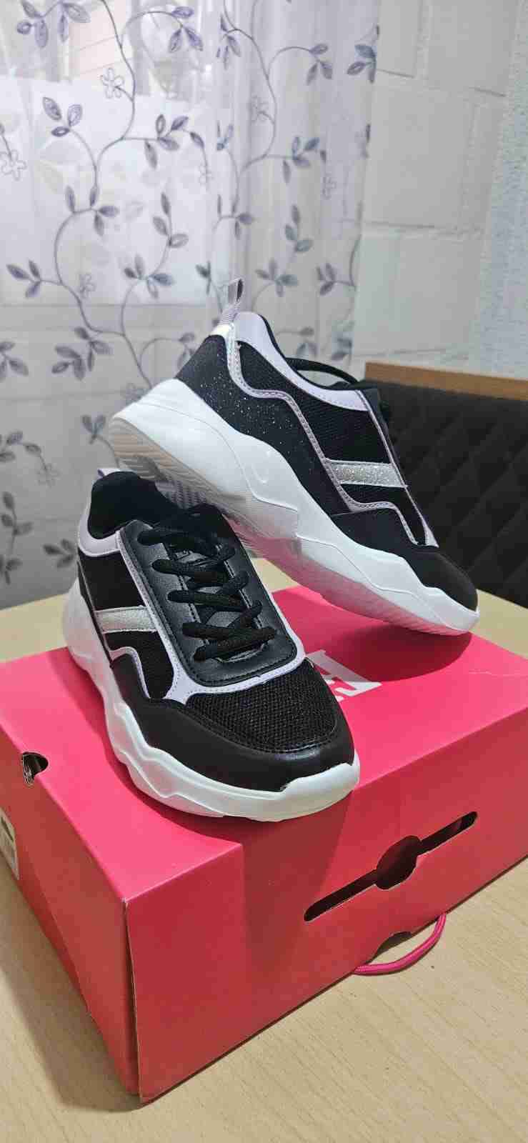 Zapatillas negras marca ELV - miniatura 2