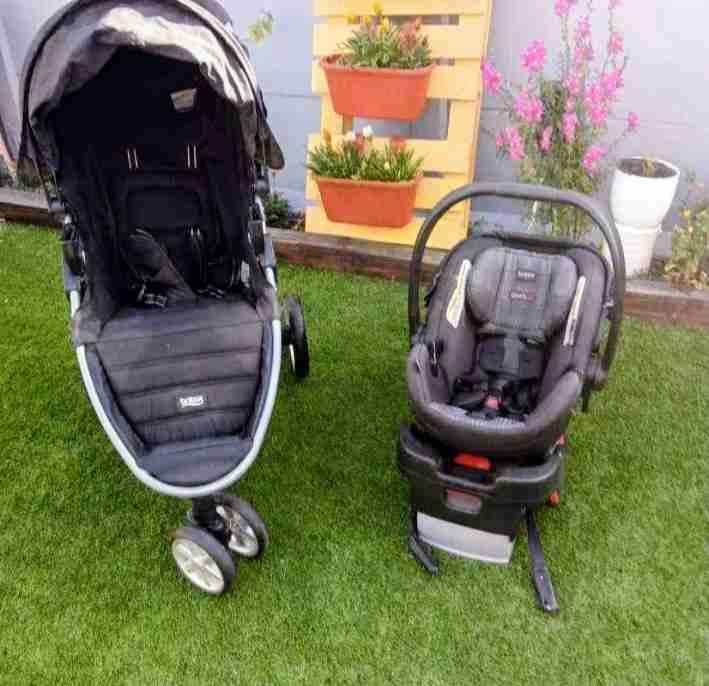 Coche y asiento de auto negro - miniatura 1