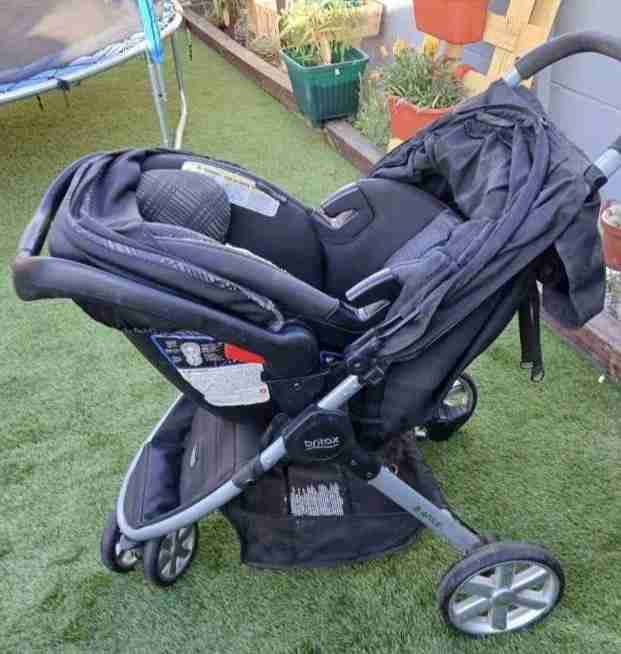 Coche y asiento de auto negro - miniatura 4