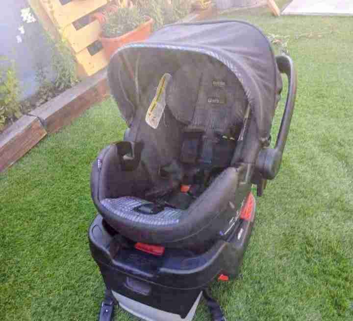 Coche y asiento de auto negro - miniatura 5