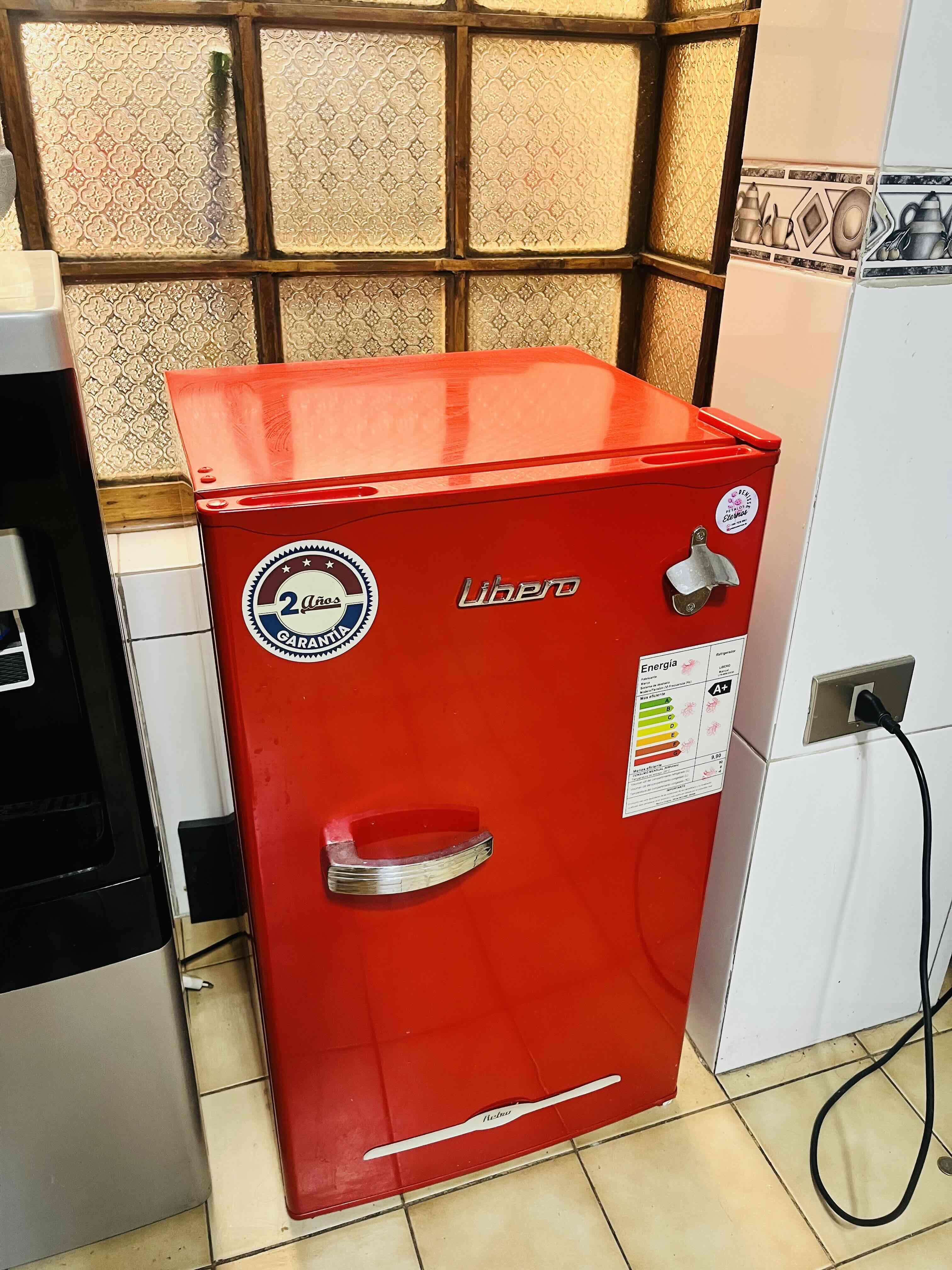 Refrigerador rojo estilo retro 98 litros - miniatura 1