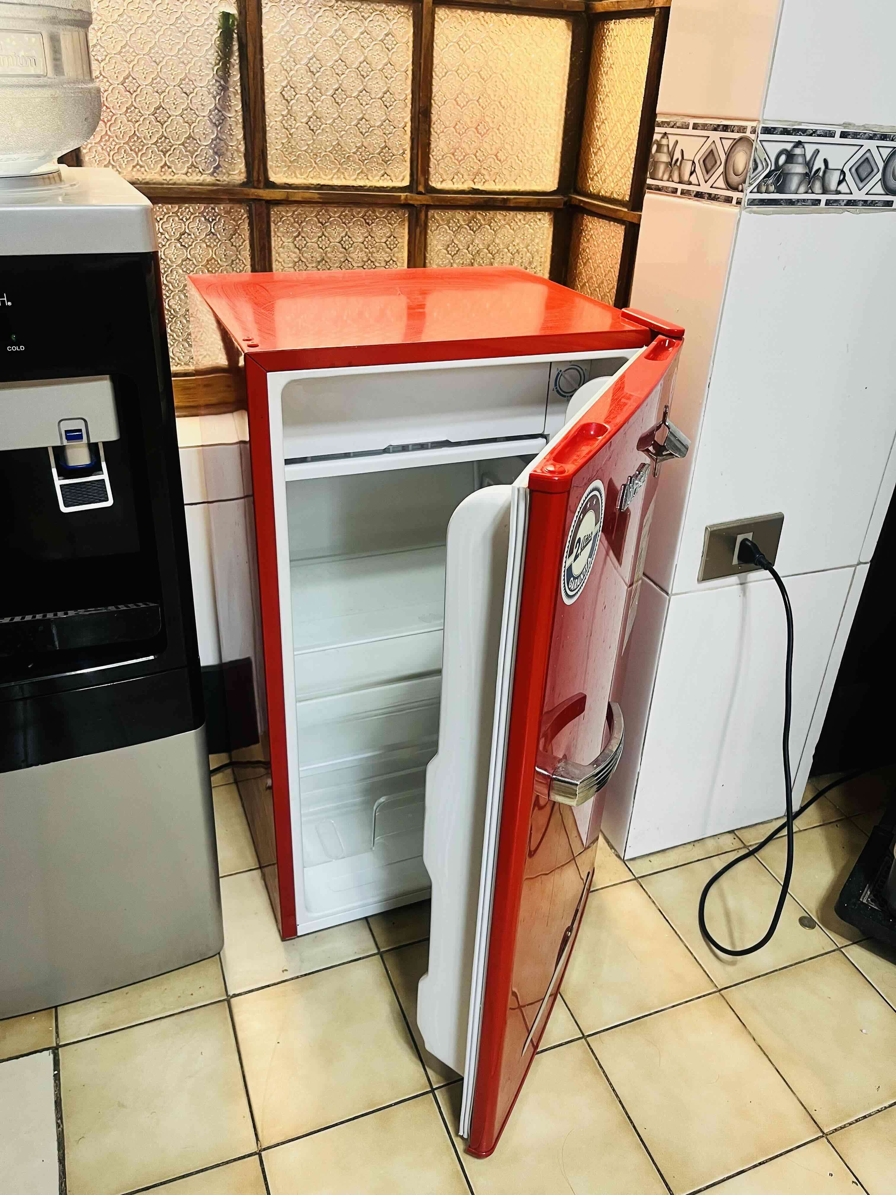 Refrigerador rojo estilo retro 98 litros - miniatura 2