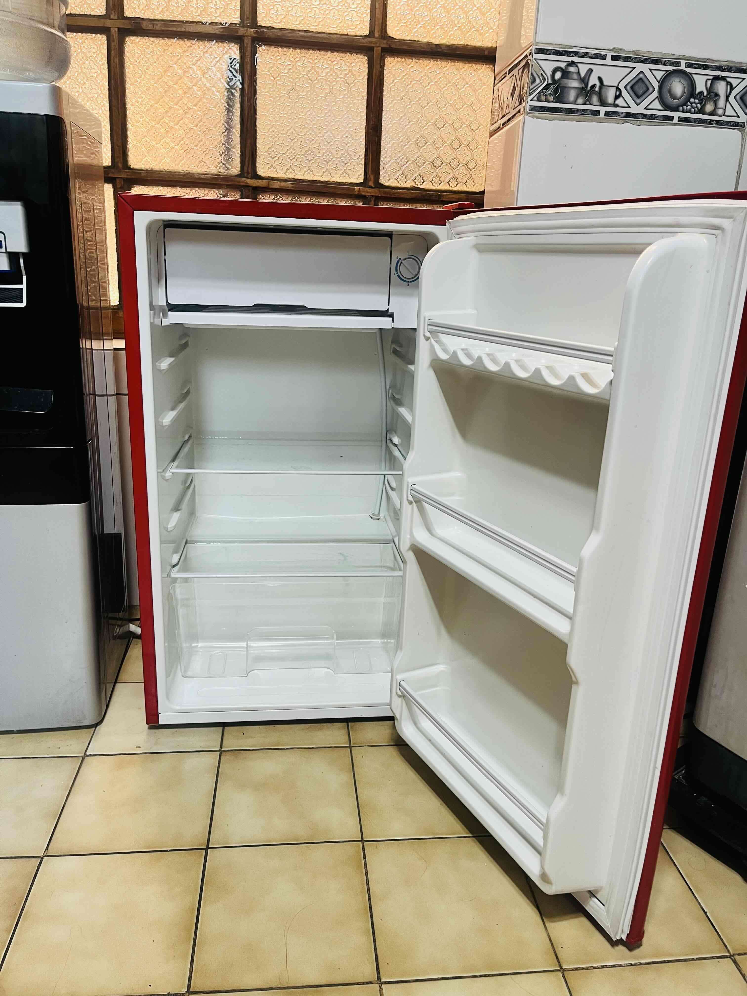 Refrigerador rojo estilo retro 98 litros - miniatura 3