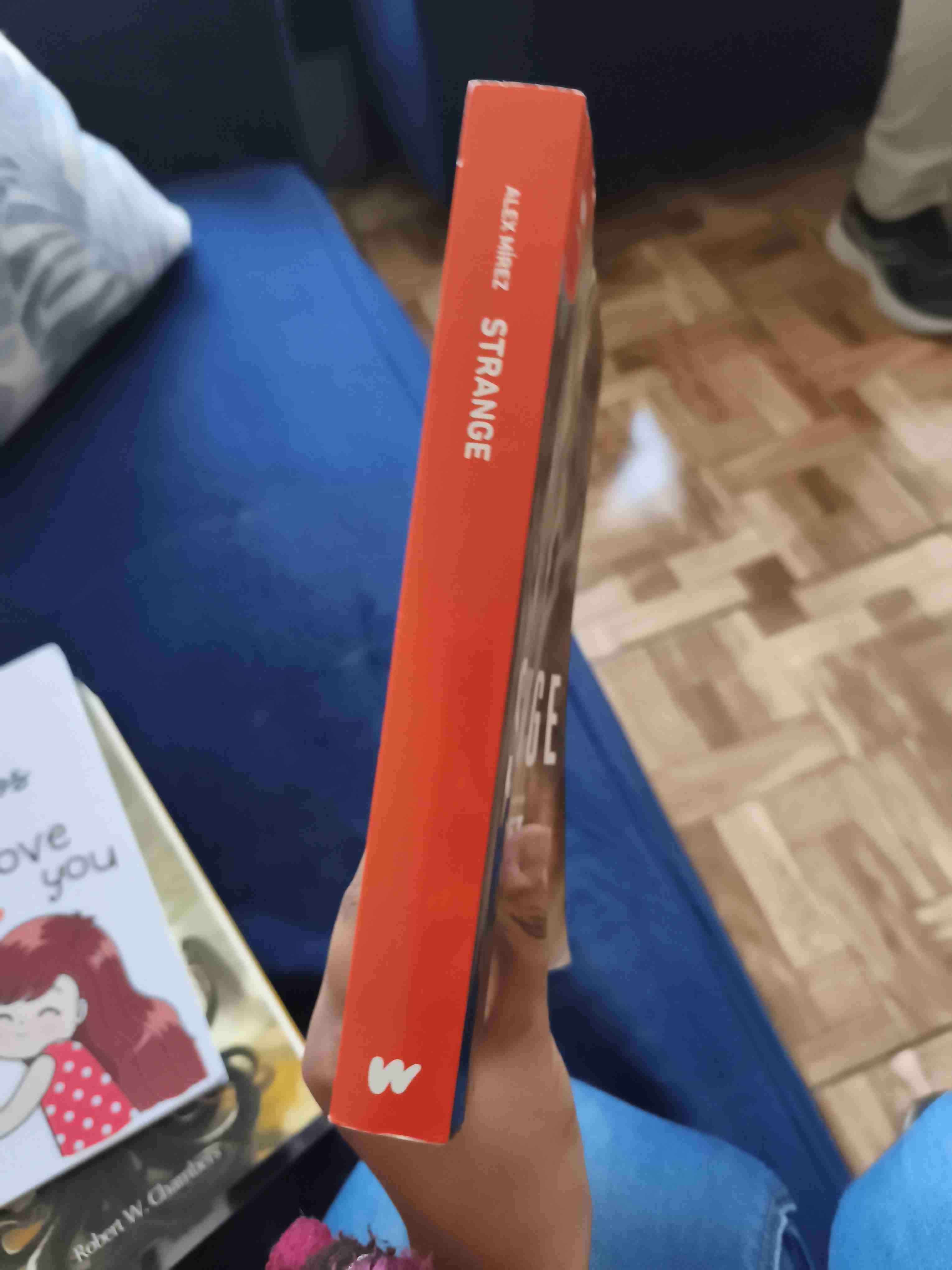 Libro 'Strange' de Alex Mírez - 2