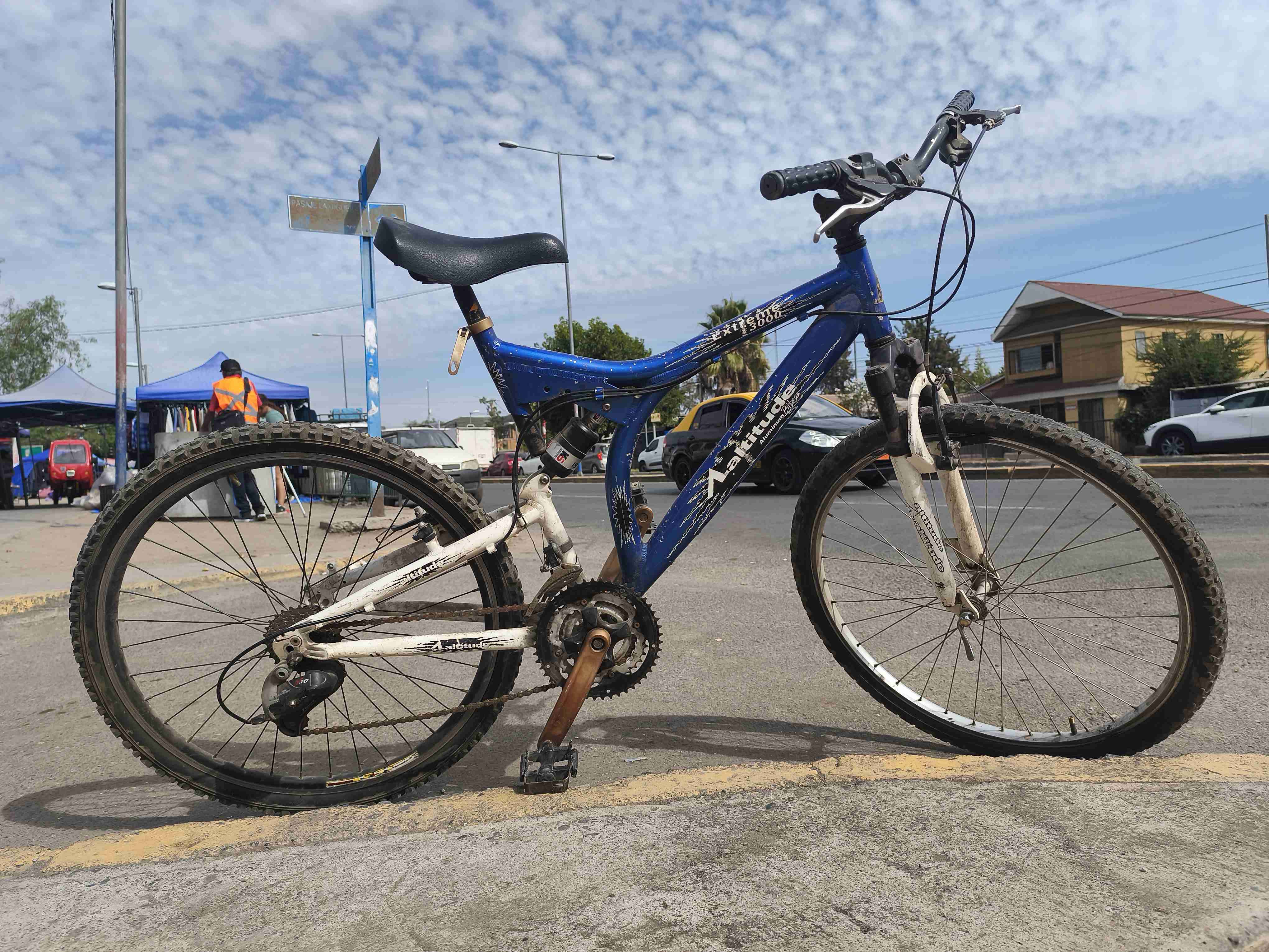 Bicicleta montaña azul y blanca - 3