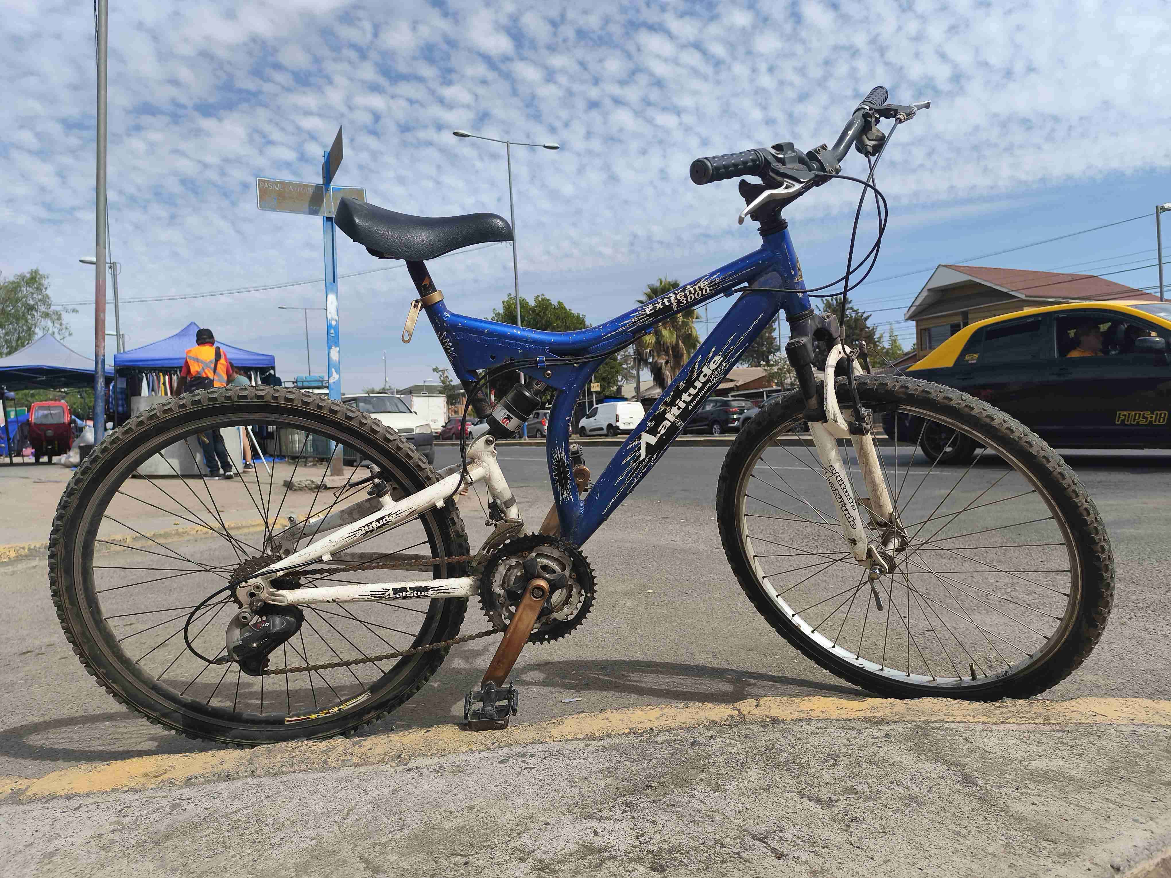 Bicicleta montaña azul y blanca - 4