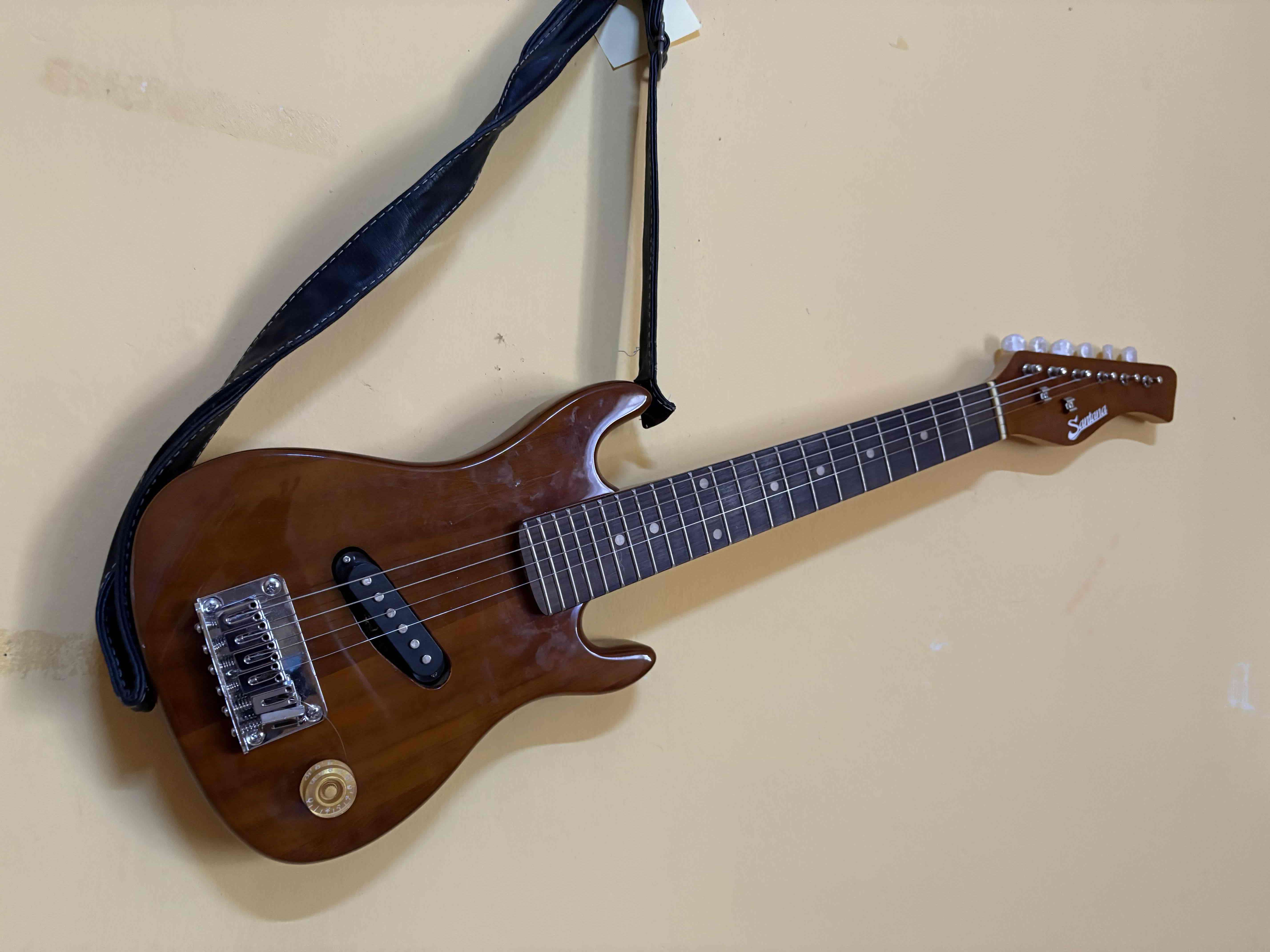 Guitarra eléctrica marrón - 1