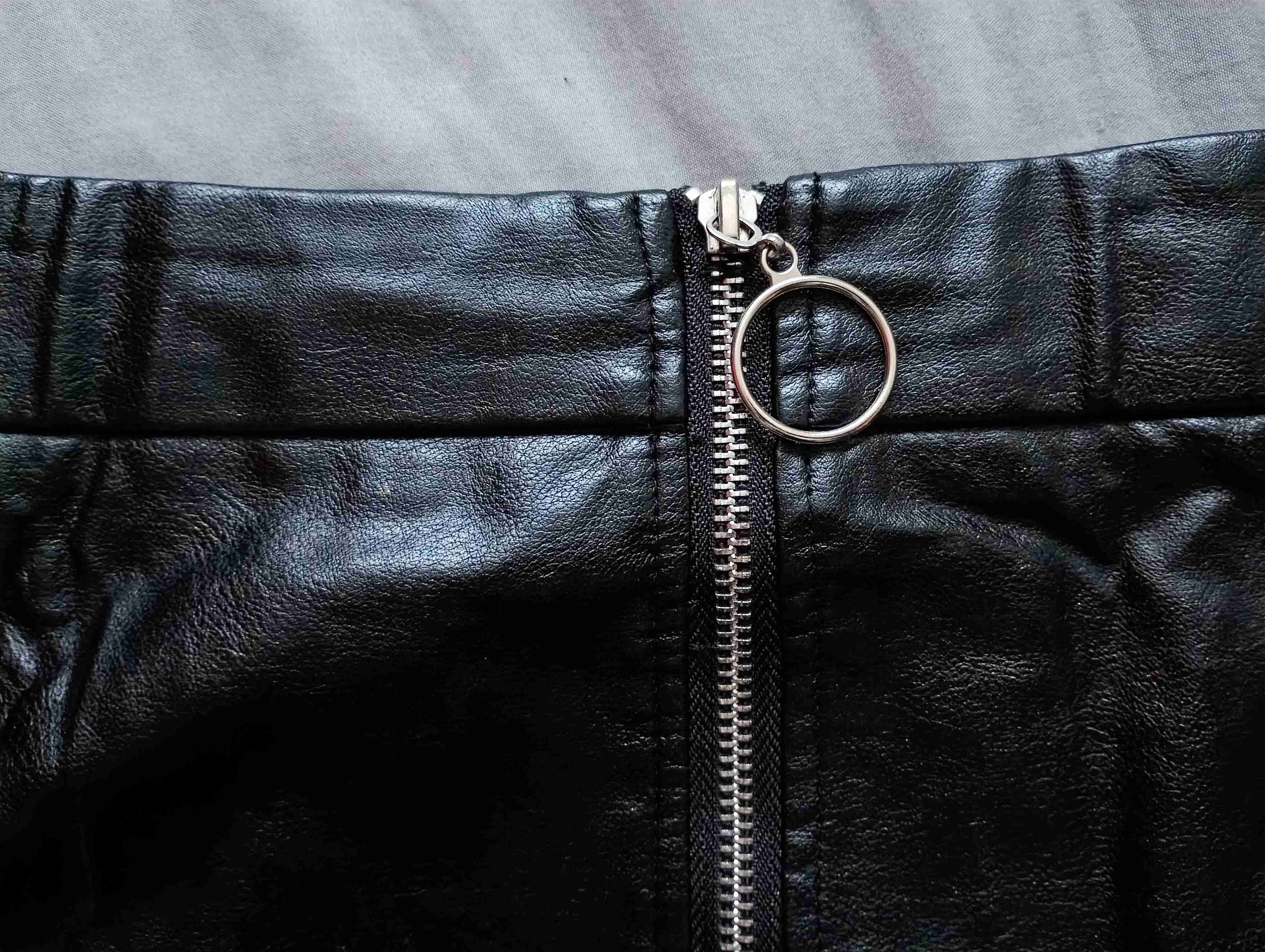 Falda negra Ecocuero con cierre - miniatura 2