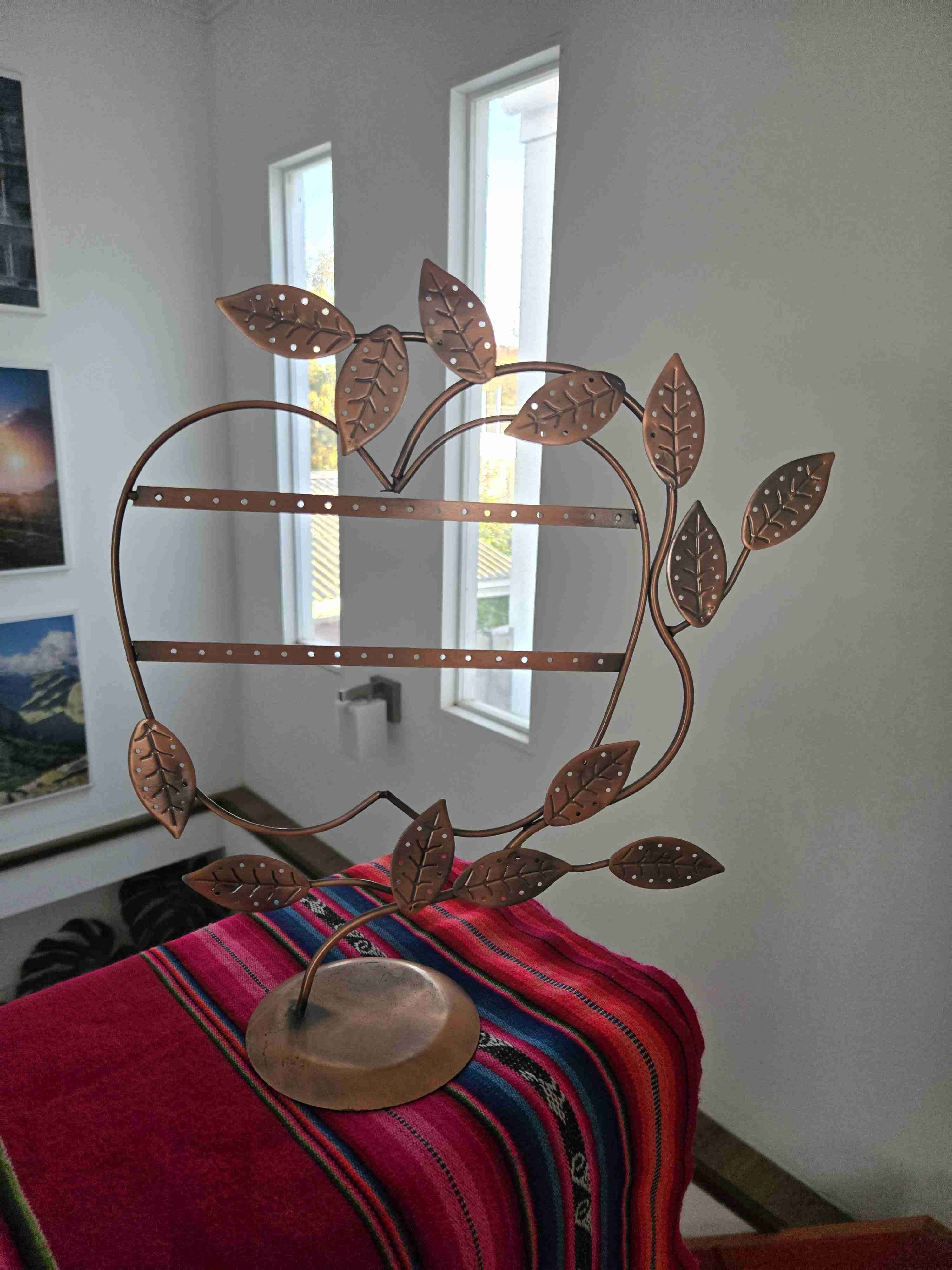 Porta aros de metal en forma de manzana