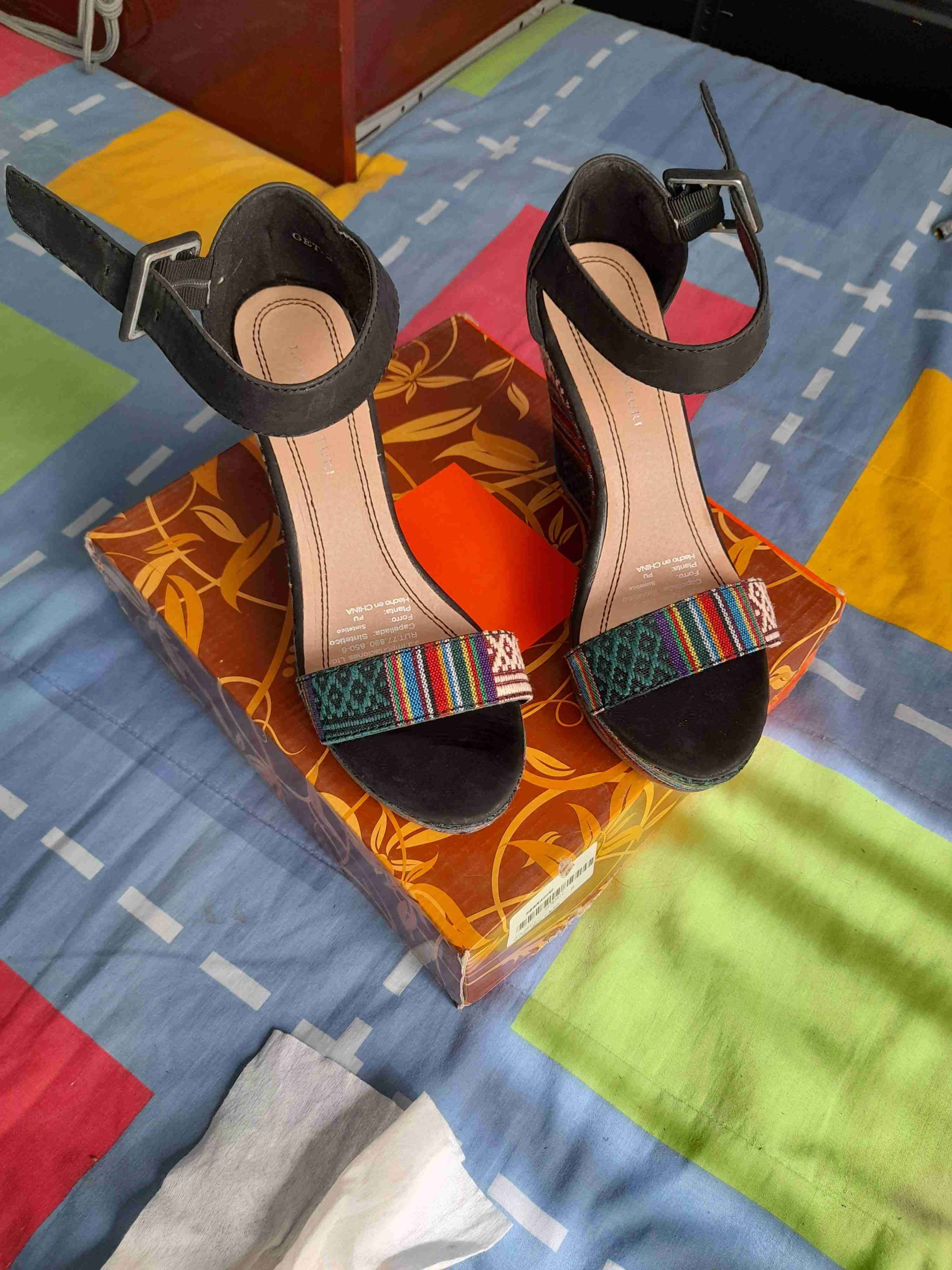 Sandalias negras con diseño étnico - miniatura 1