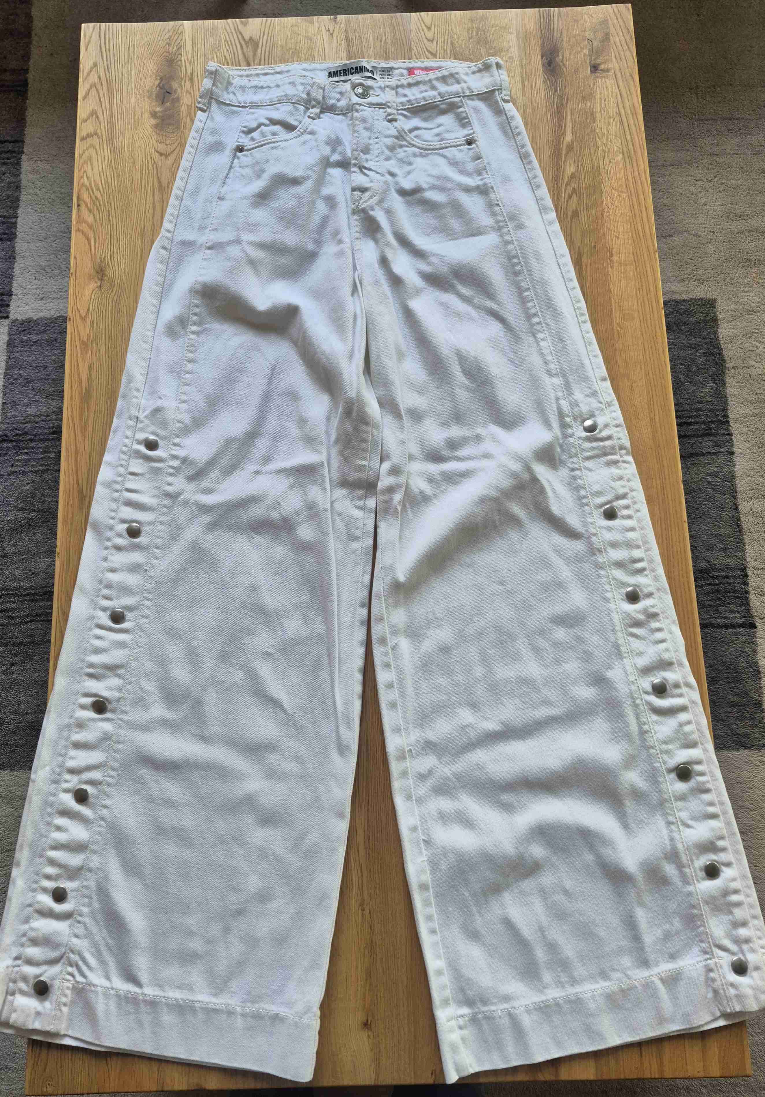 Jeans anchos blancos con botones - miniatura 1