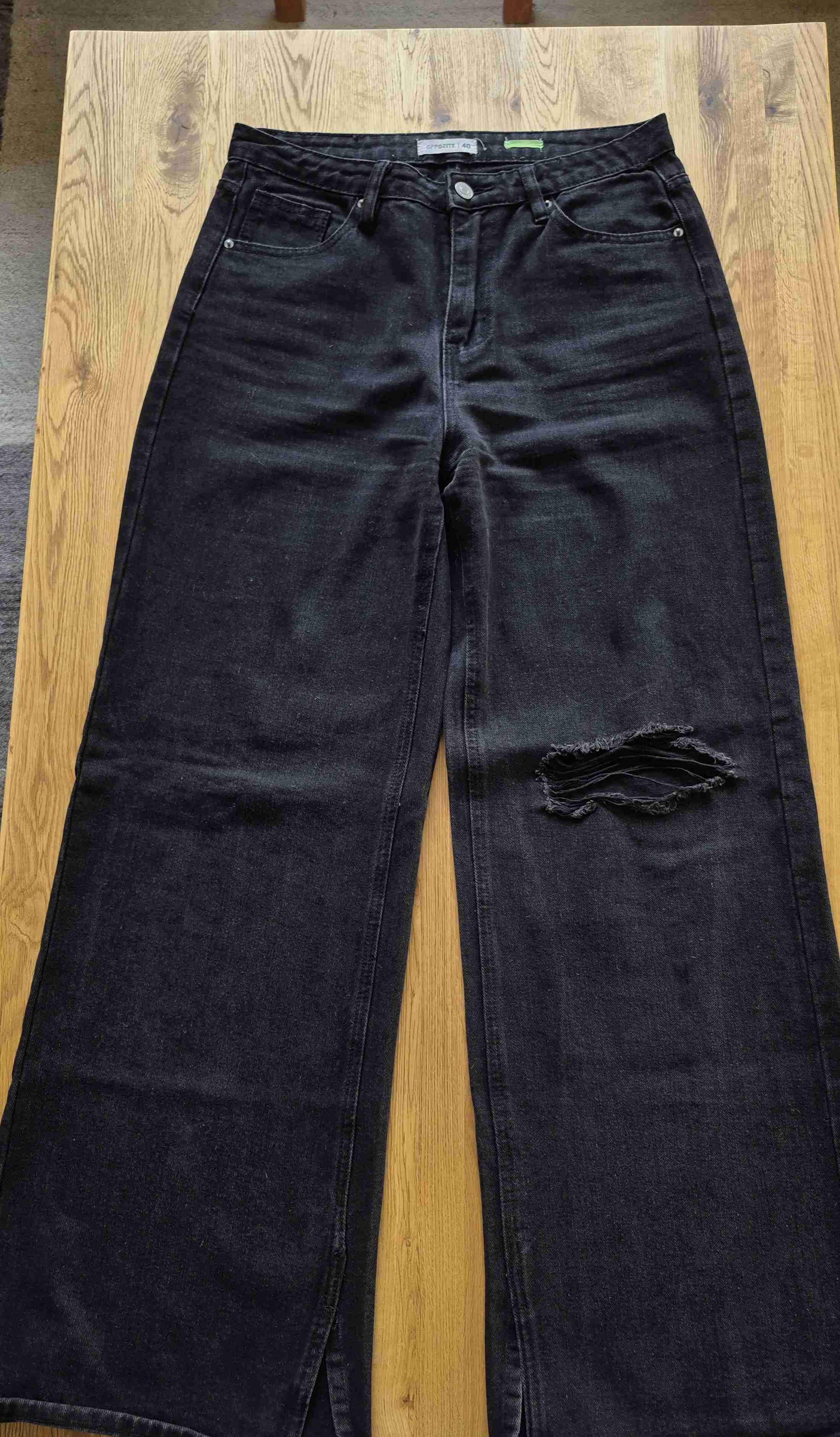 Jeans negros con rasgado - miniatura 1