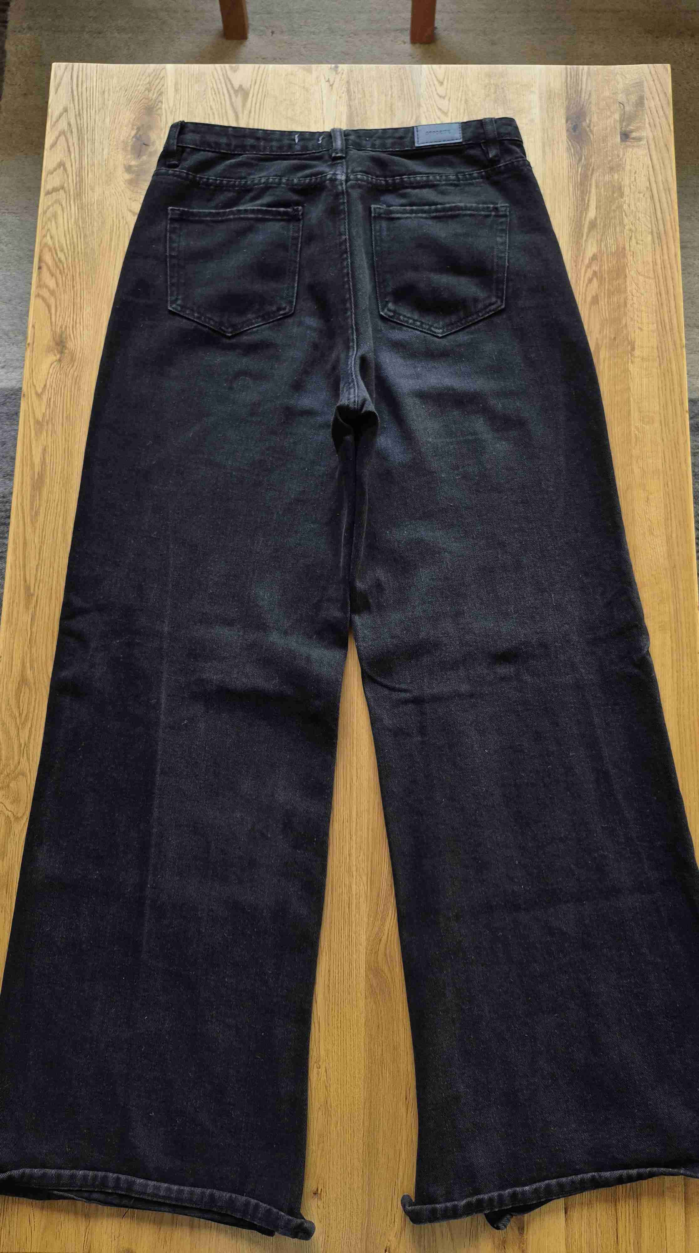 Jeans negros con rasgado - miniatura 2