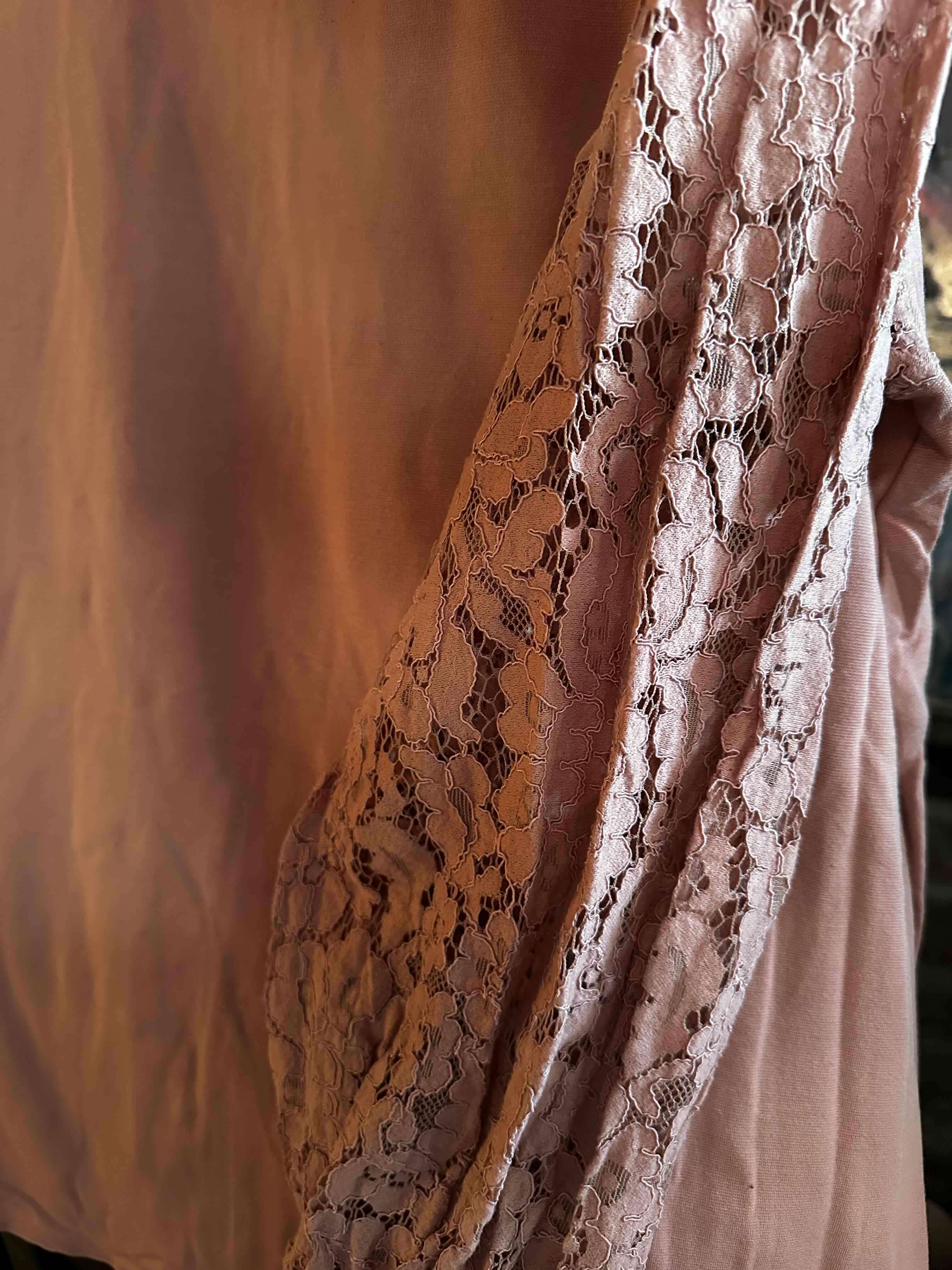 Poleron delgado rosa con mangas de encaje - 2