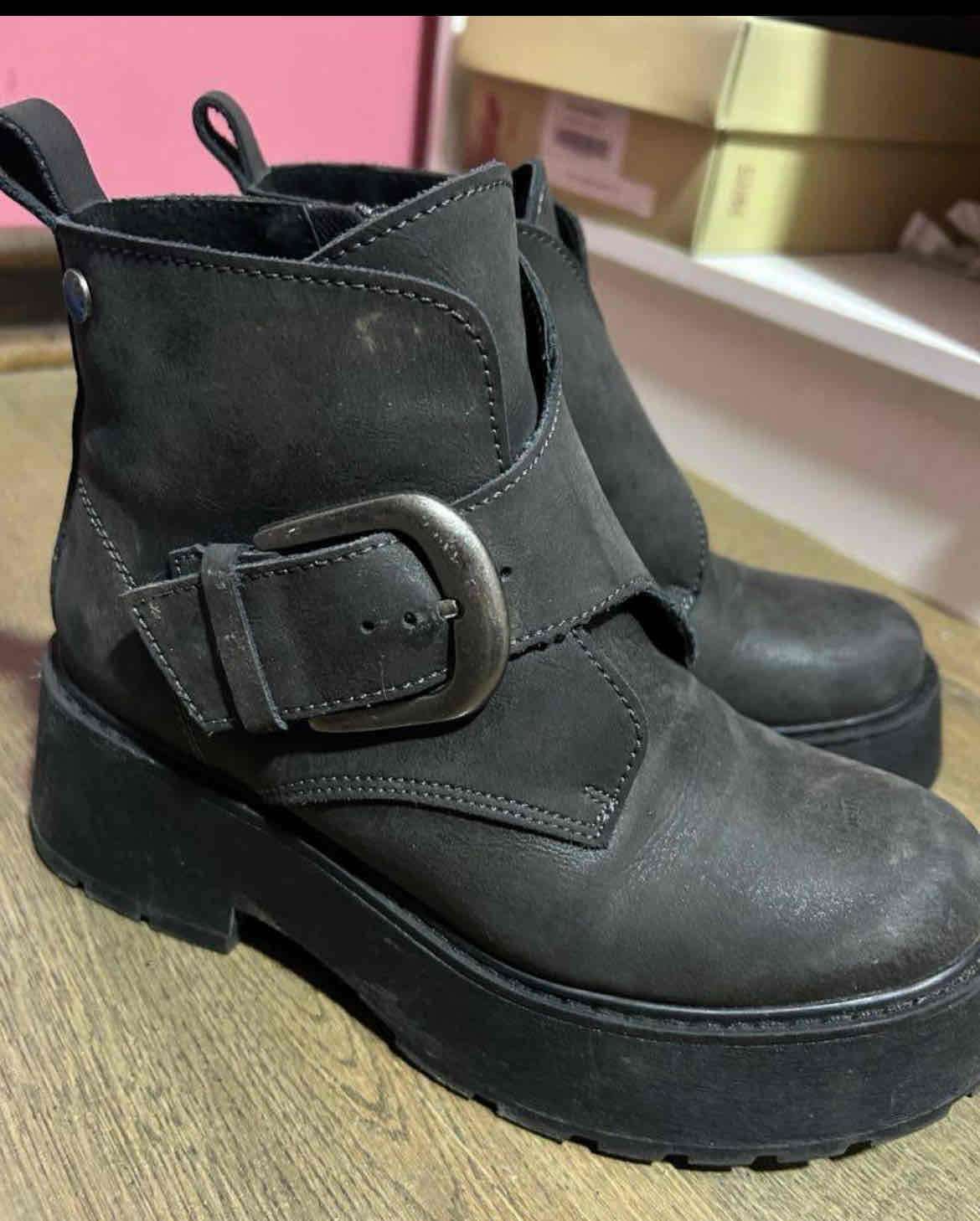 Botines negros de cuero marca romano